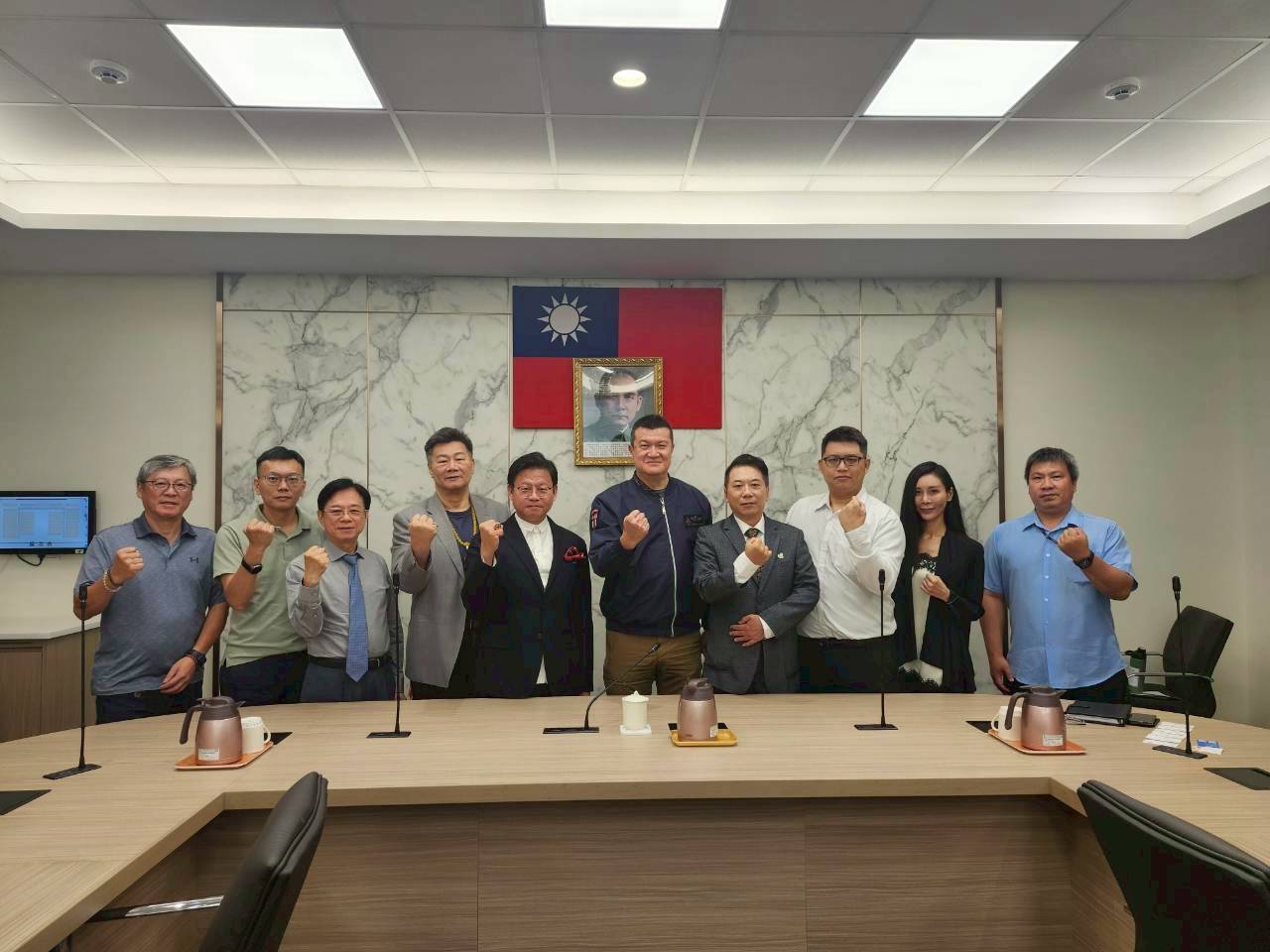 行政院打詐指揮中心邀請台灣民間反詐騙協會及反詐騙聯盟協會,就當前詐騙犯罪等相關議題進行交流討論。(行政院新聞傳播處提供)