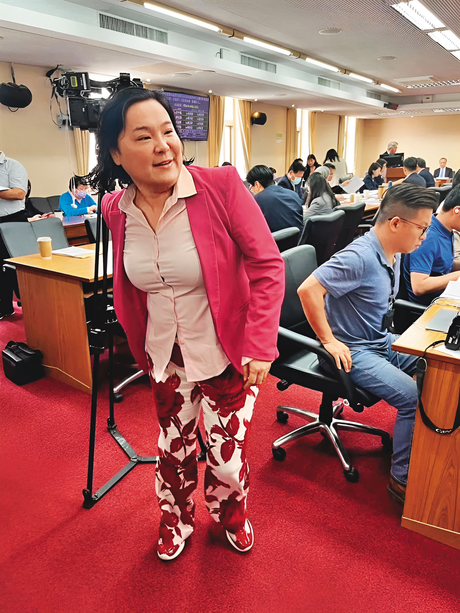 陳玉珍5月初頂著濡溼頭髮，衝進內政委員會準備質詢，立刻成為立法院經典畫面之一。（讀者提供）