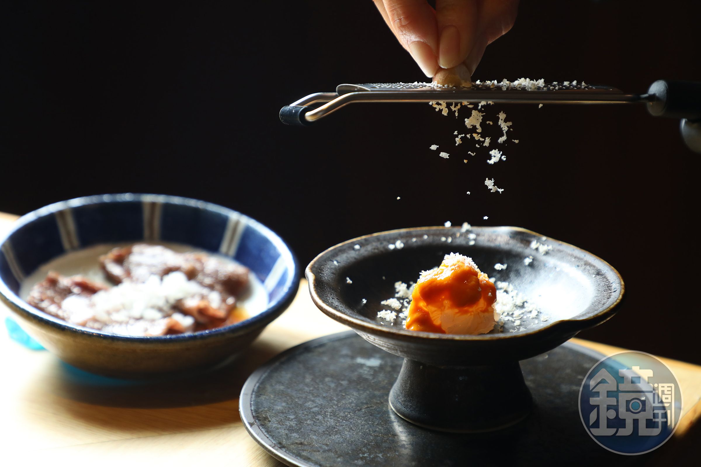 來自響海鮮特色菜的「澎湖軟絲佐夏威夷豆碎與海膽」,是許多常客心心念念的鮮甜海味。(5,580元套餐菜色)