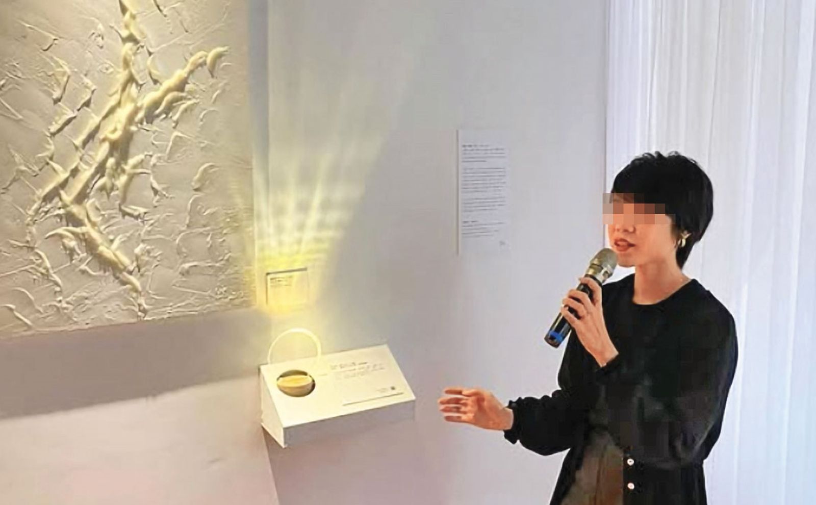 顏女在藝術造詣上仍頗負盛名,常有作品展出。(翻攝自IG)