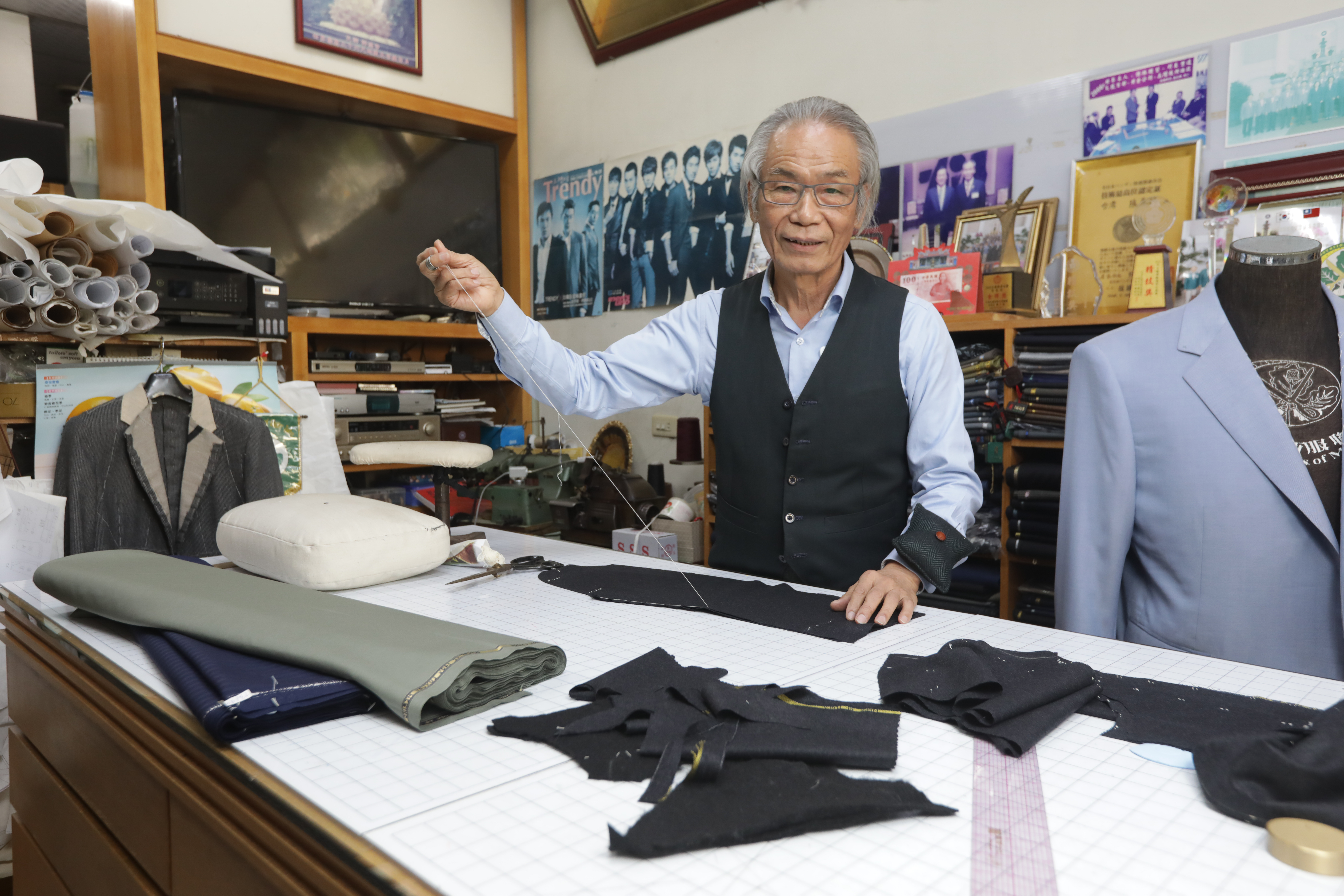 力士西服的老闆張森林，開業至今已超過50年。