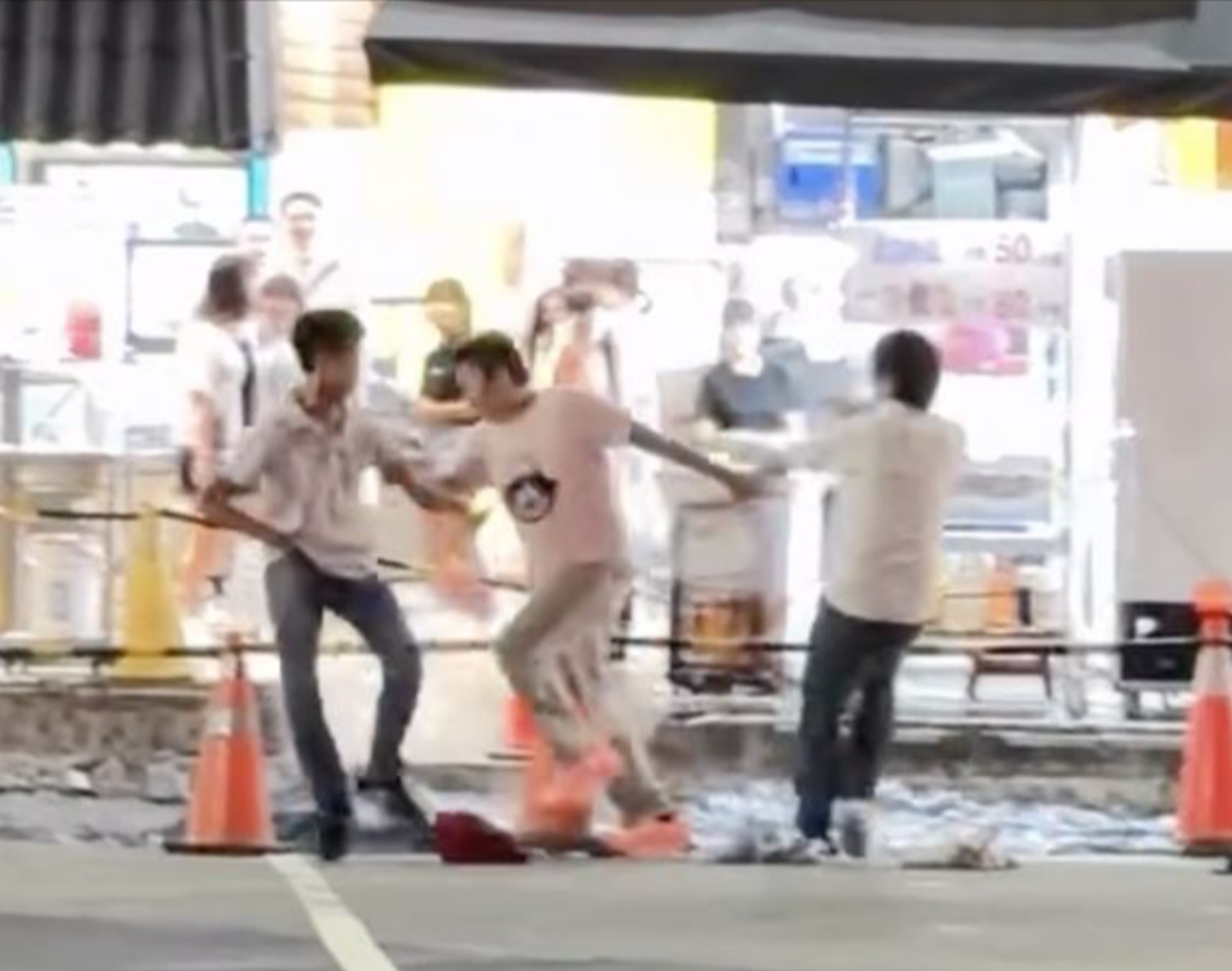 一中商圈成格鬥場 兄弟過馬路身體碰撞路人變互毆