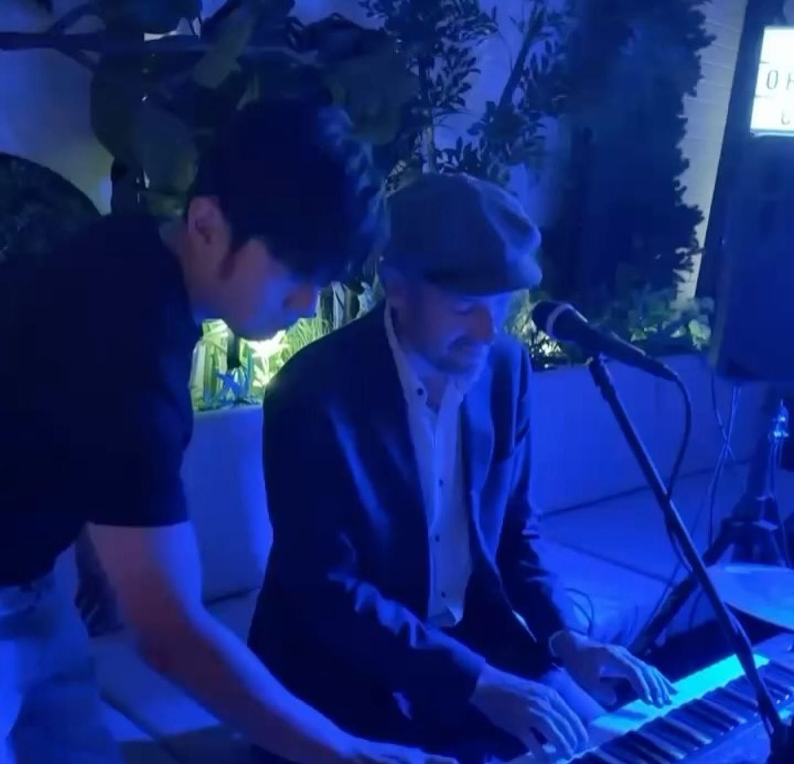 周杰倫在派對上與樂手一起彈琴。（翻攝周杰倫IG）