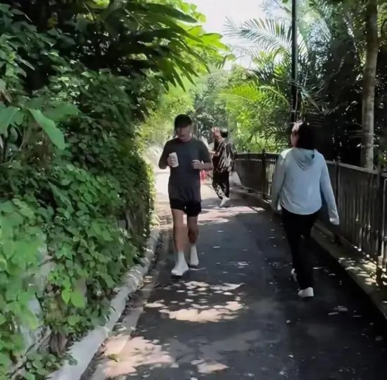 早前梁朝偉也曾被目擊跑山。（微博圖片）