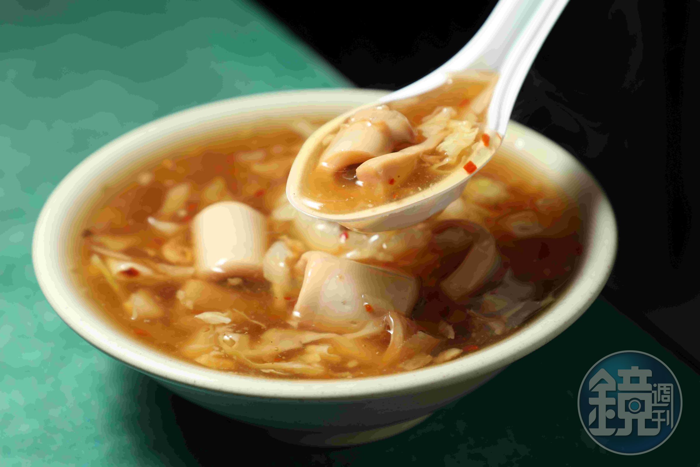「生炒魷魚」搭配高麗菜與酸甜辣羹湯，魷魚彈牙、高麗菜爽脆，吃的是「酸、辣、甜」，利用蒜酥帶出香氣。（50元／份）