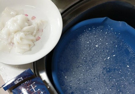 洗出一堆泡泡！魷魚這樣沖洗會起泡？原因曝光超安心。（翻攝自臉書 @我愛全聯-好物老實說）