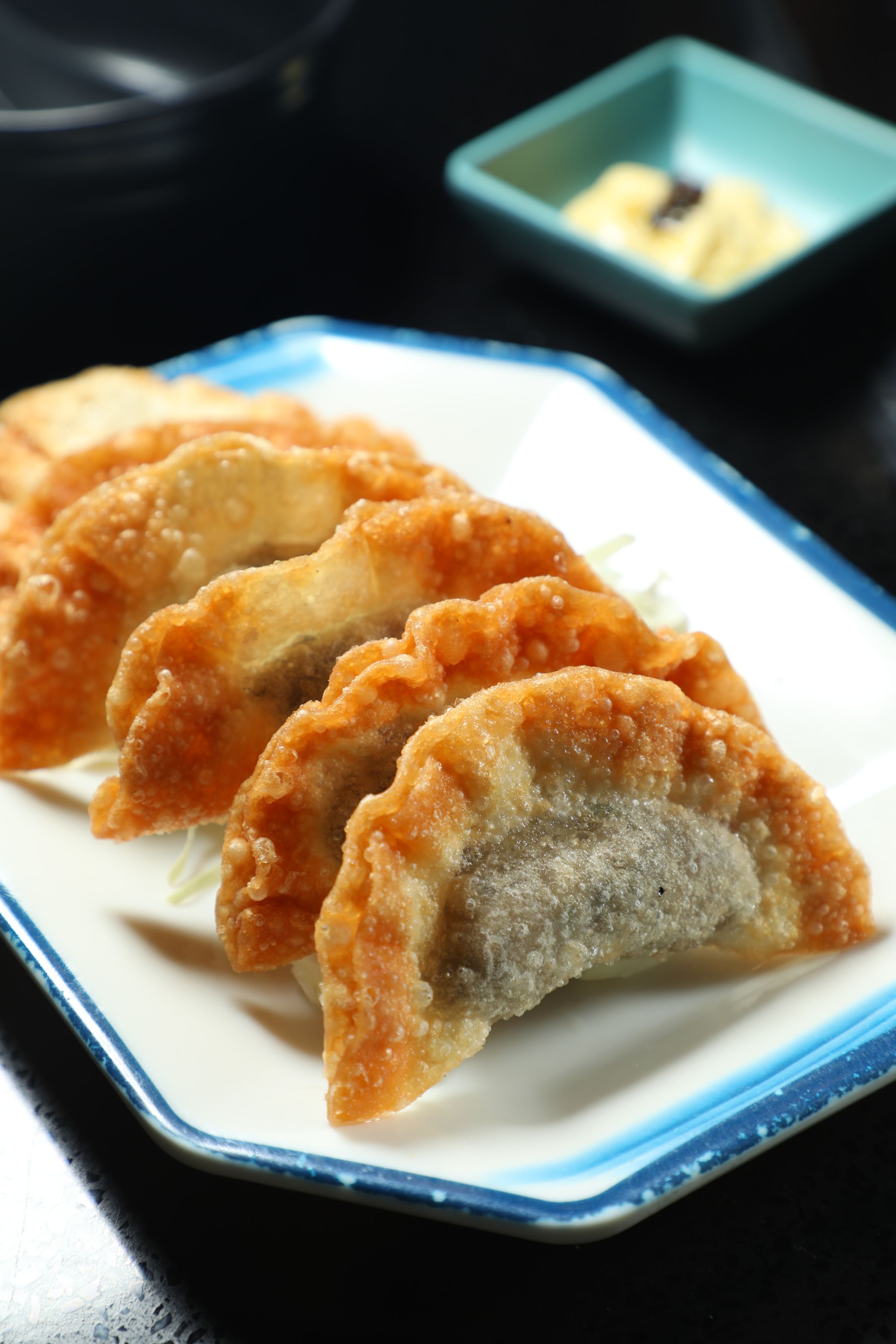 必點餐點小食「祕製香炸黑松露餃」，入口酥香，松露味濃郁，適合打發等鍋底沸騰的時間。（港幣68元／份、6隻）
