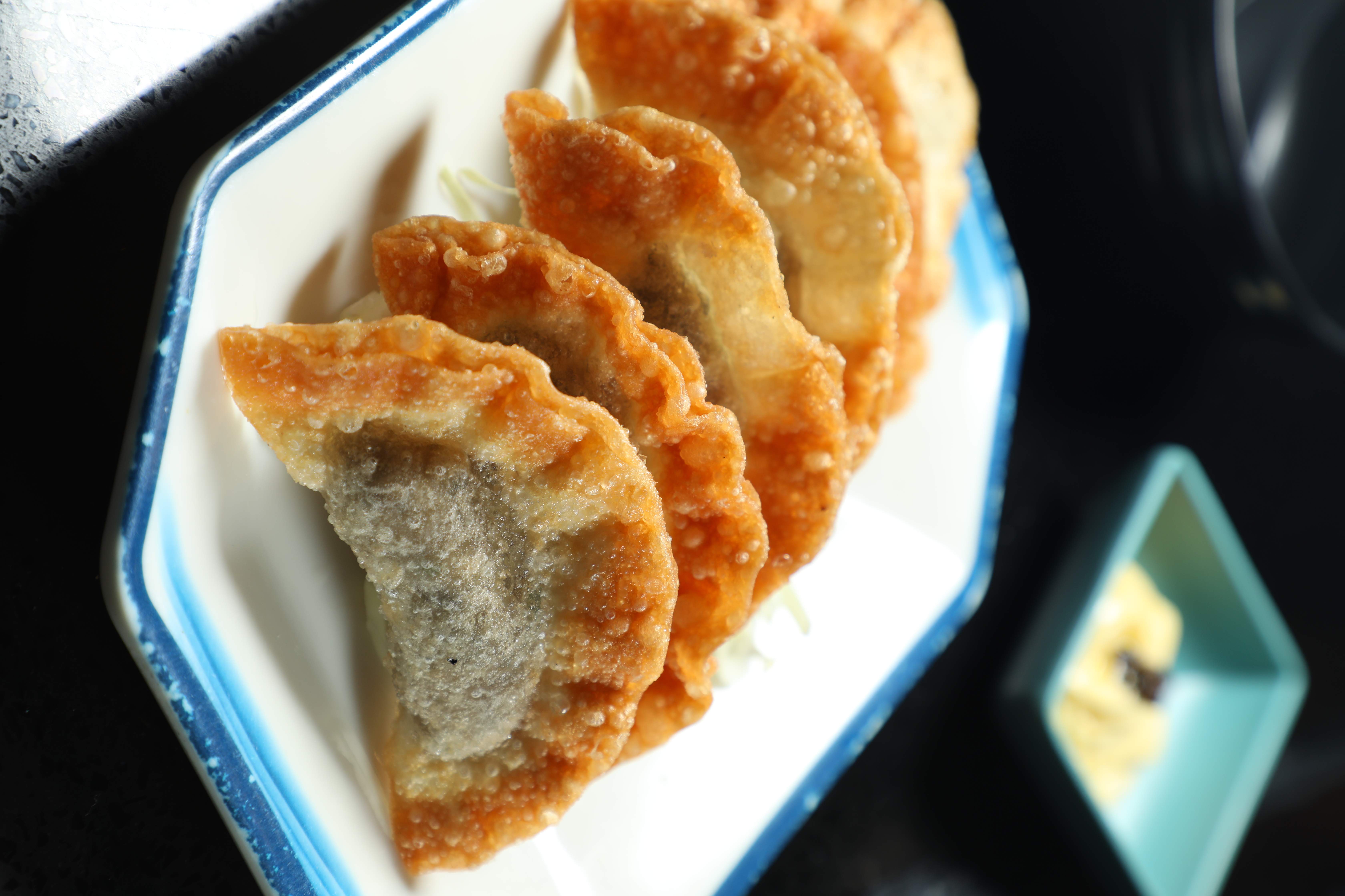 必點餐點小食「祕製香炸黑松露餃」，入口酥香，松露味濃郁，適合打發等鍋底沸騰的時間。（港幣68元／份、6隻）