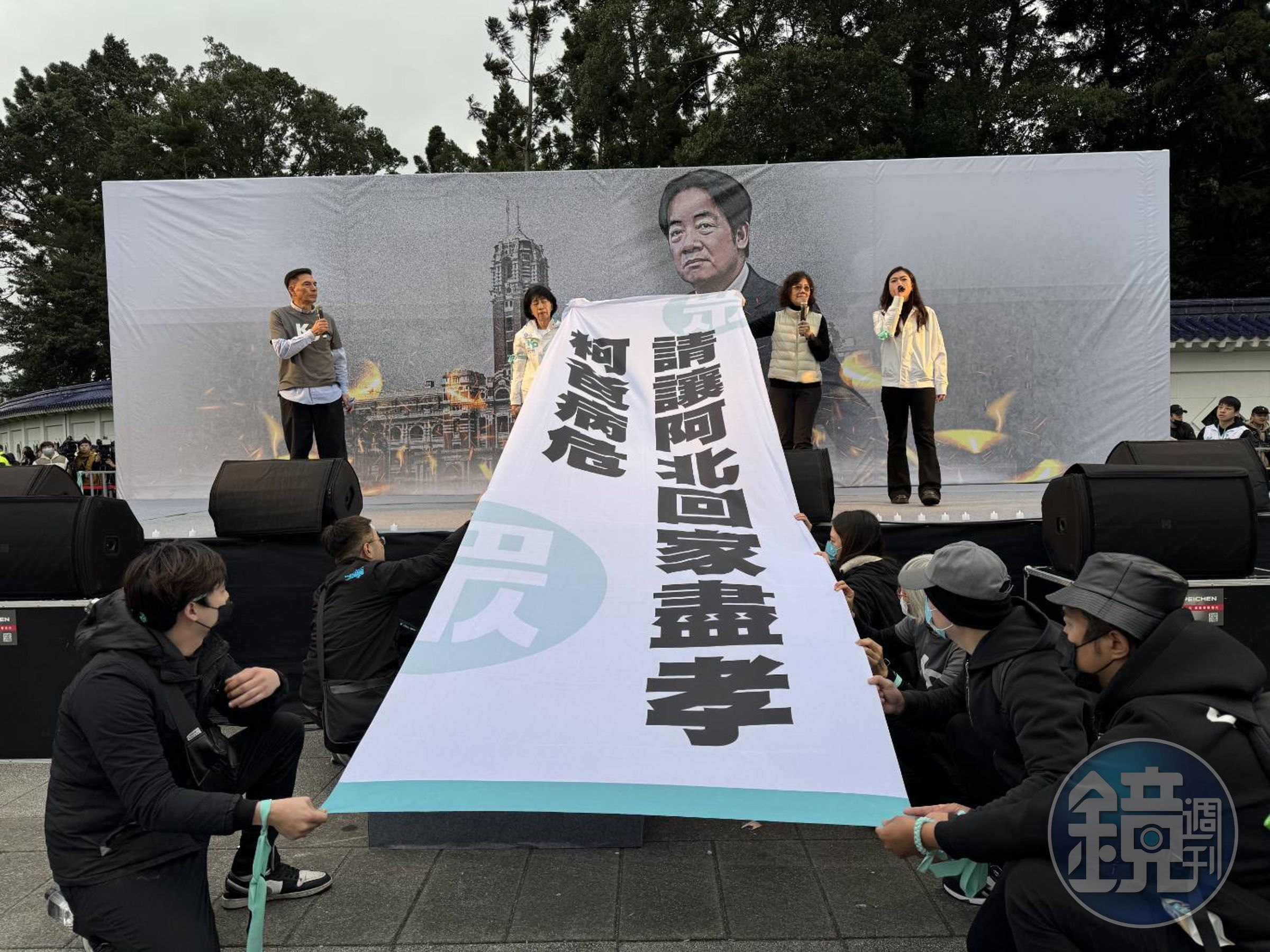 柯美蘭與陳佩琪舉起布條齊喊「柯爸病危，請讓阿北回家盡孝」。