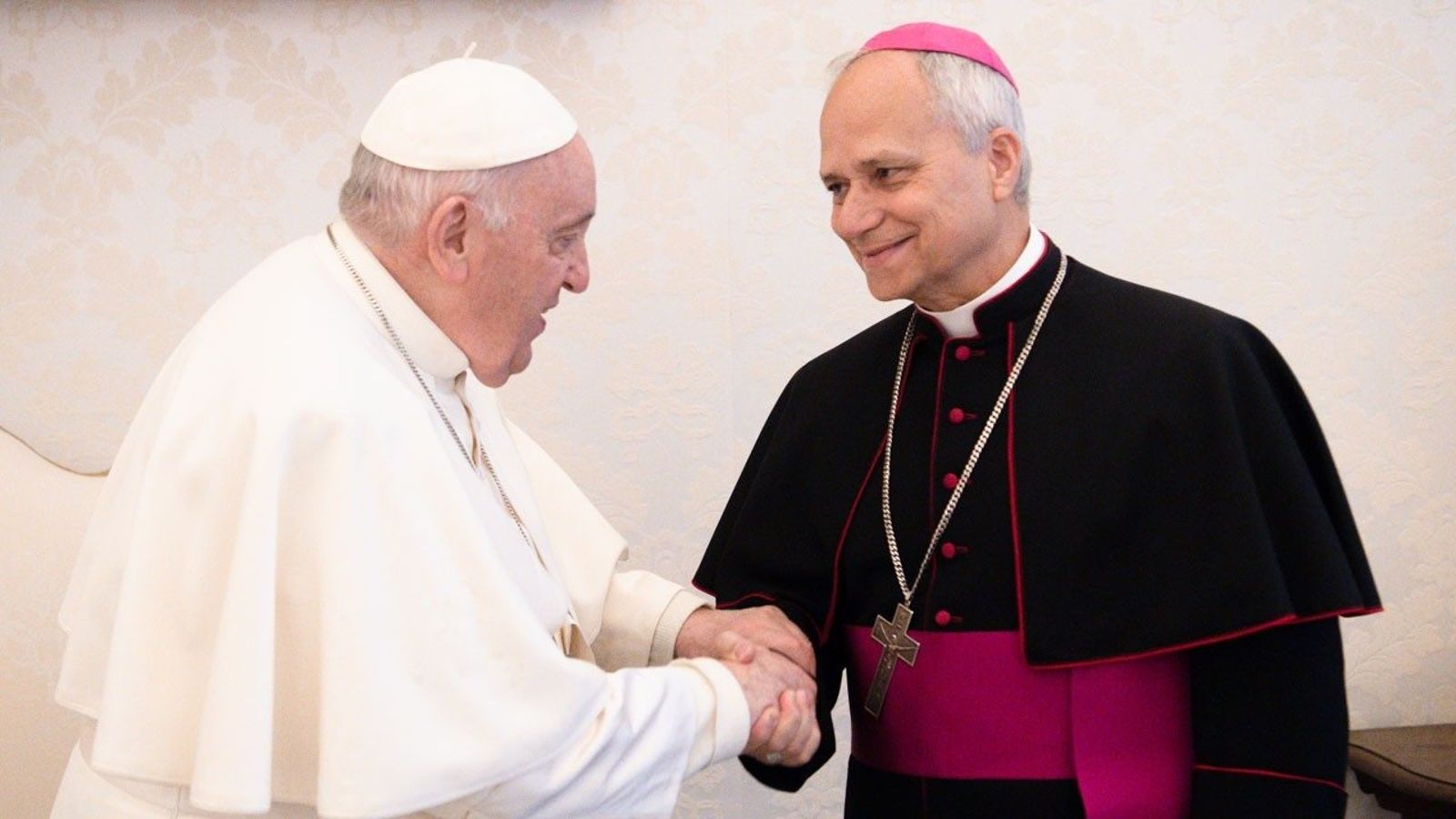 前教宗方濟各（左）與梁十四世（右）。（翻攝vaticannews.va）