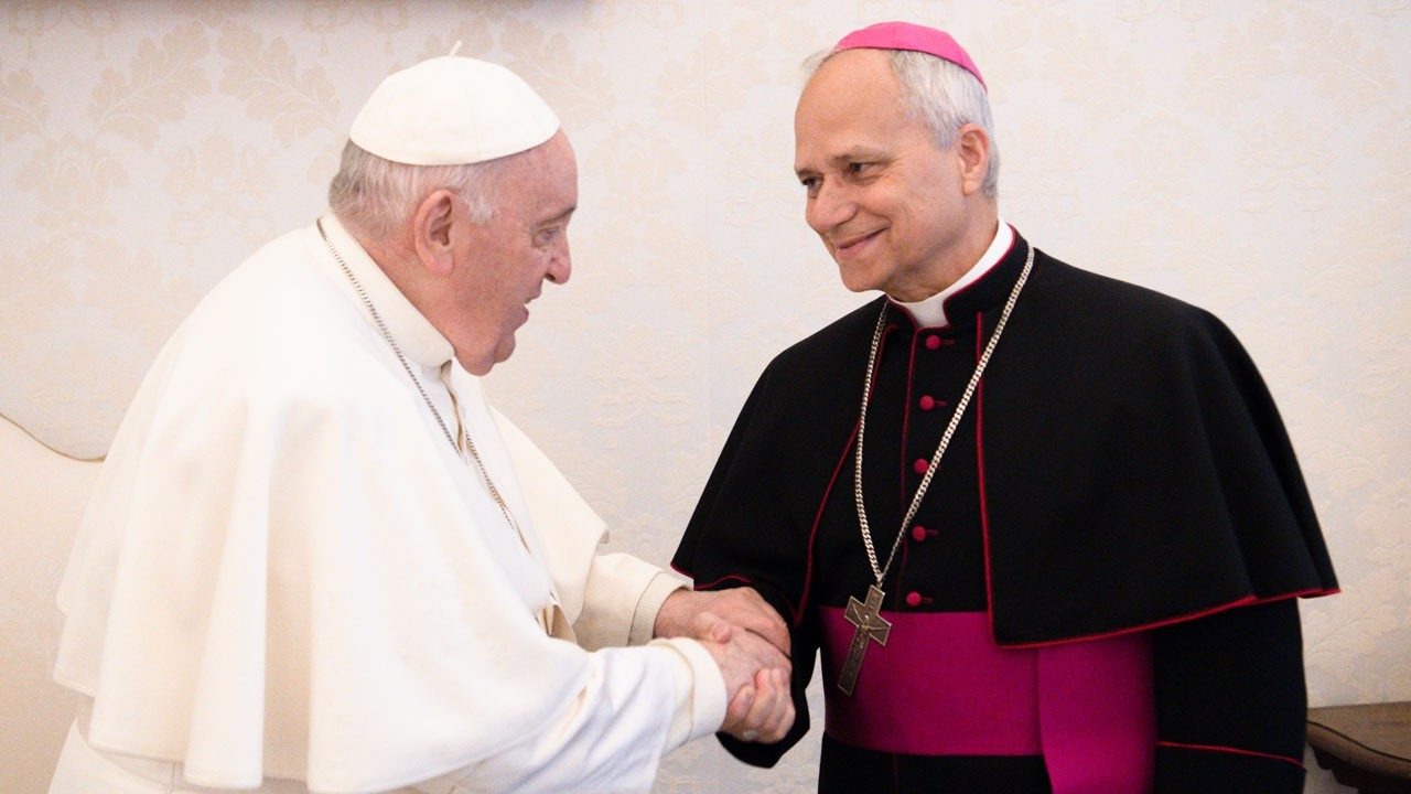 前教宗方濟各（左）與梁十四世（右）。（翻攝vaticannews.va）