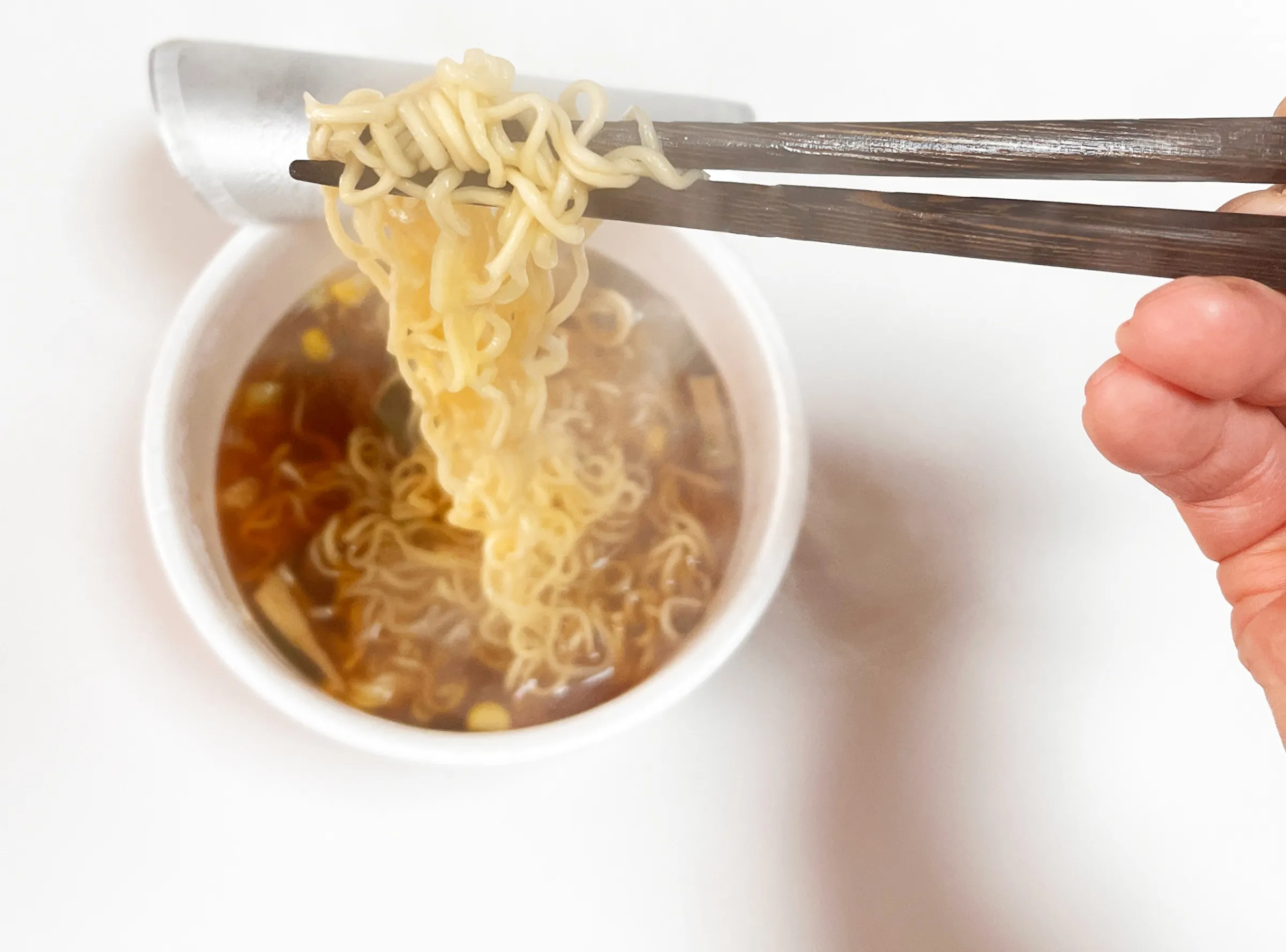 洪永祥提醒煮泡麵的幾種NG吃法，建議油包、調味粉減半並添加原型食物，避免傷腎。（示意圖，photoAC）