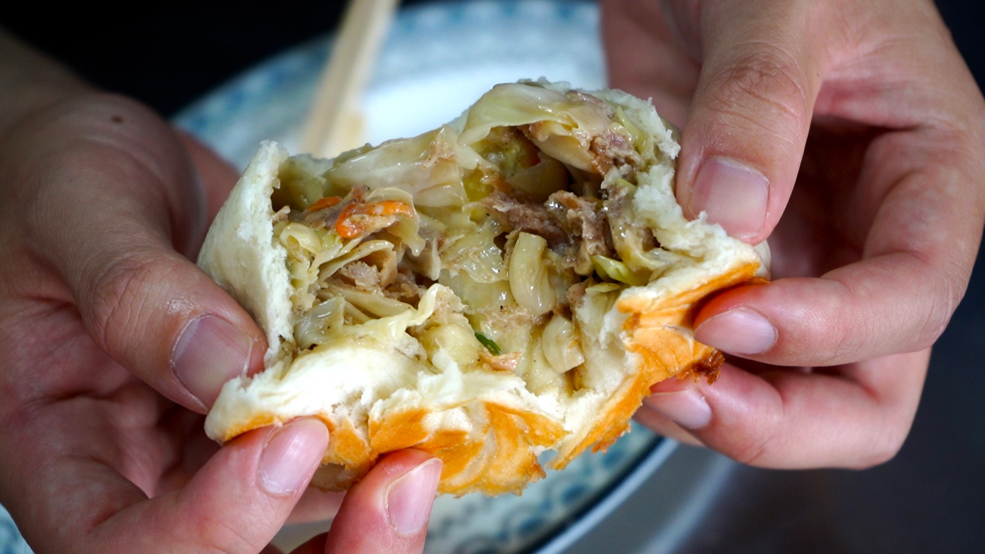 「水煎包」外皮像包子一樣略帶甜味，肉餡的高麗菜更脆，有濃郁胡椒香。（16元／顆）