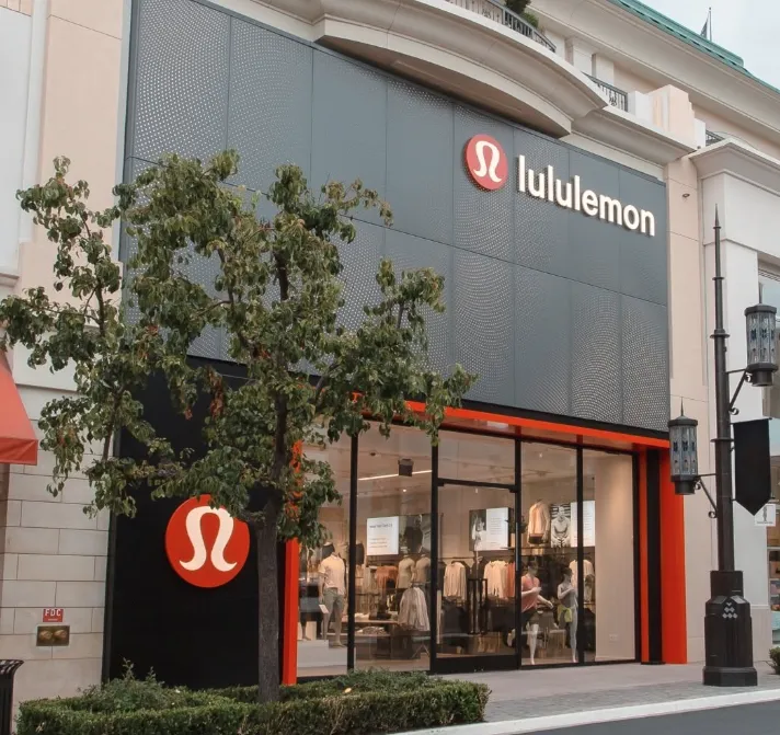 招牌瑜伽褲賣不動？　Lululemon二度砍全年財測「股價暴跌18%」 
