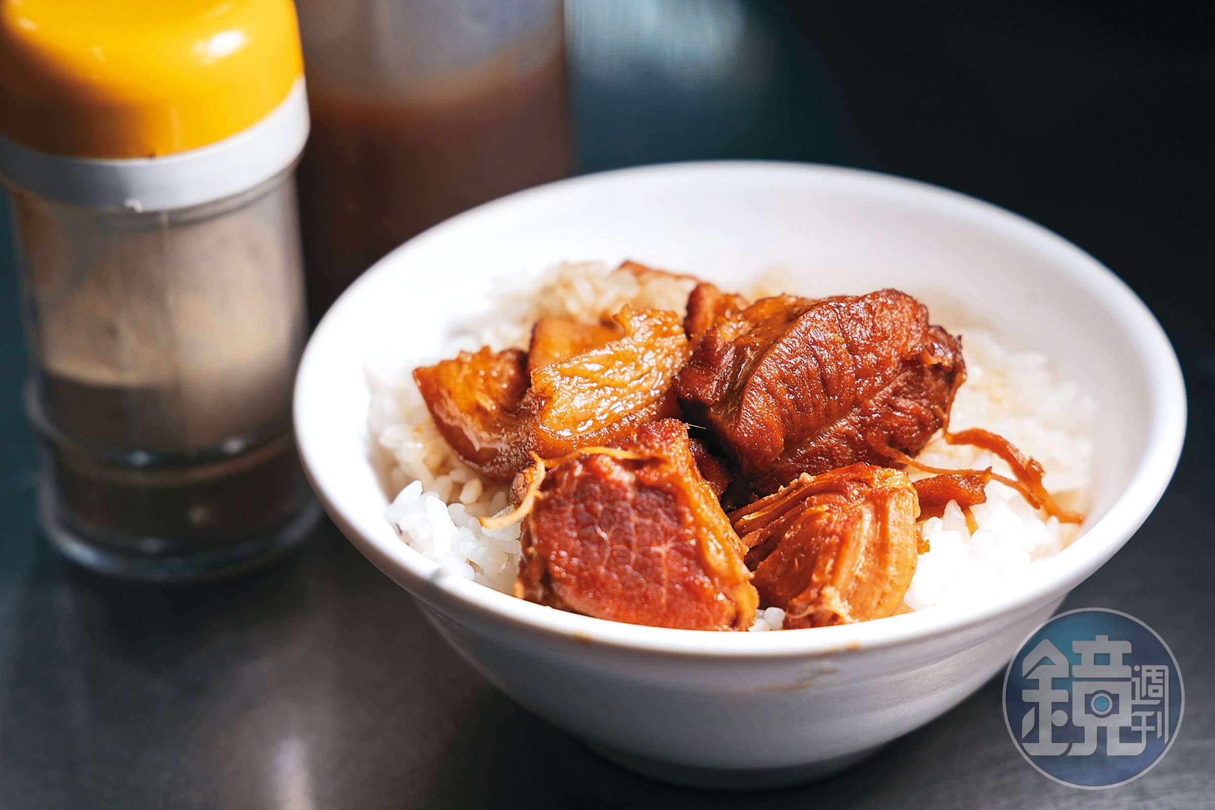 「腿庫飯」的豬腳從閉店後的凌晨5點開始準備，先炸過，再分早晚兩次開火滷製，開店前再滾一次，全是手路活，難怪滷得入味。（60元／份）