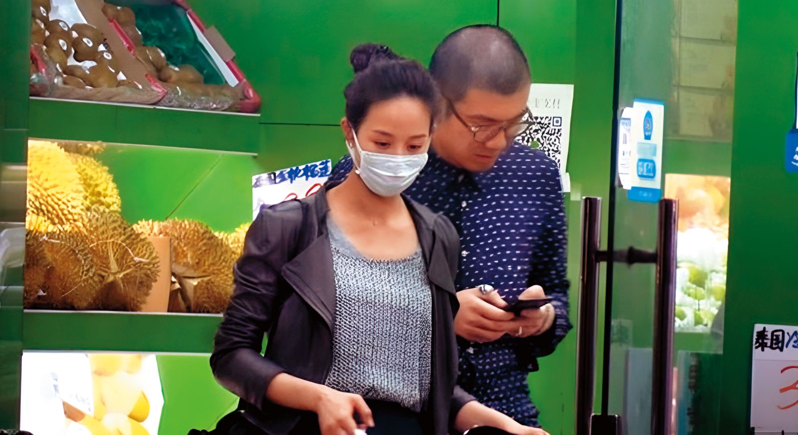 2016年，張鈞甯（左）和林哲樂（右）被拍到在上海超市有親密接觸傳出緋聞，但因男的讓女方沒安全感而分手。（圖／翻攝自《全民星探》）