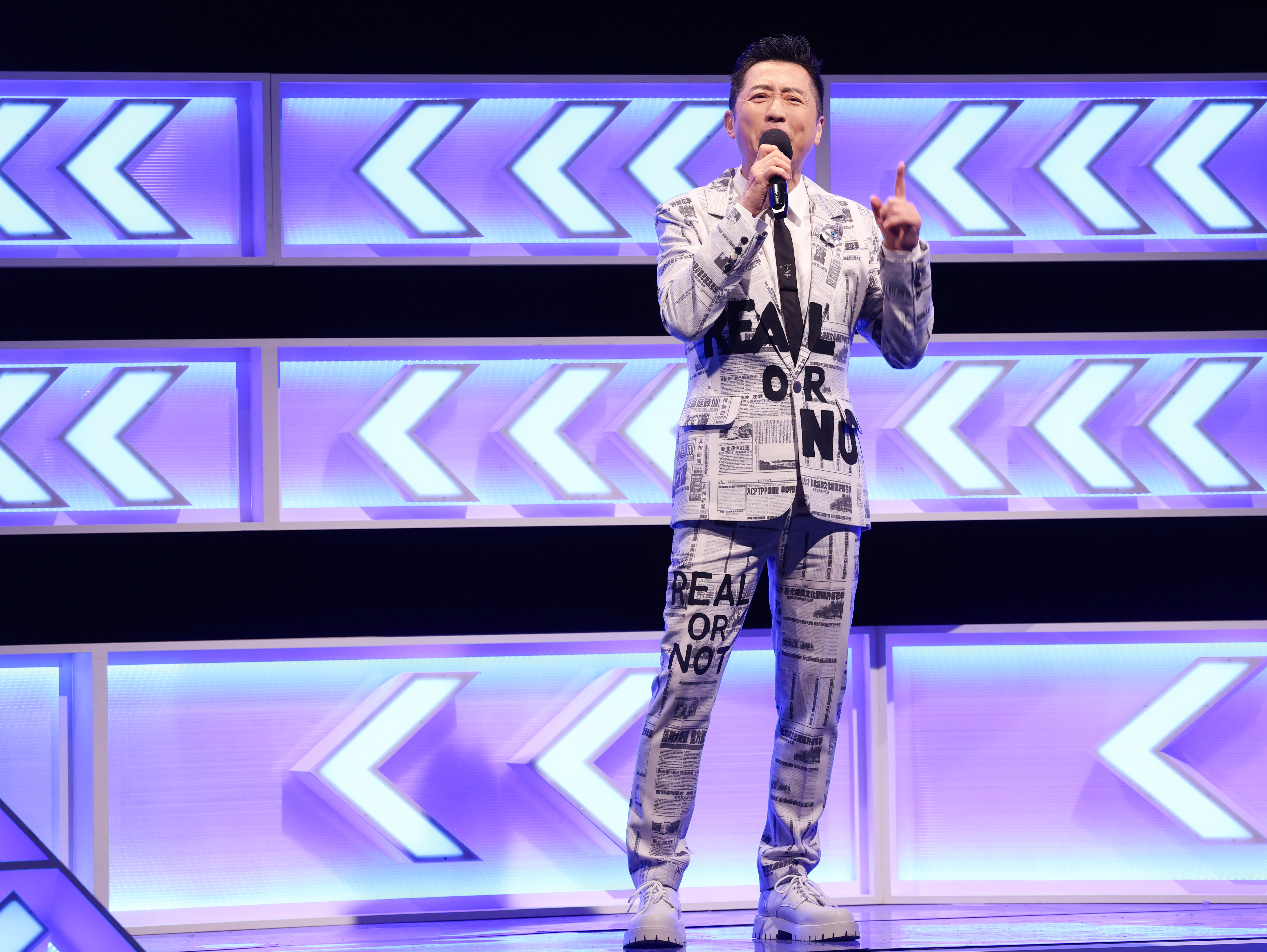 哈林近日進棚錄製公視《哈！真相大白了》主持棒。（公視提供）