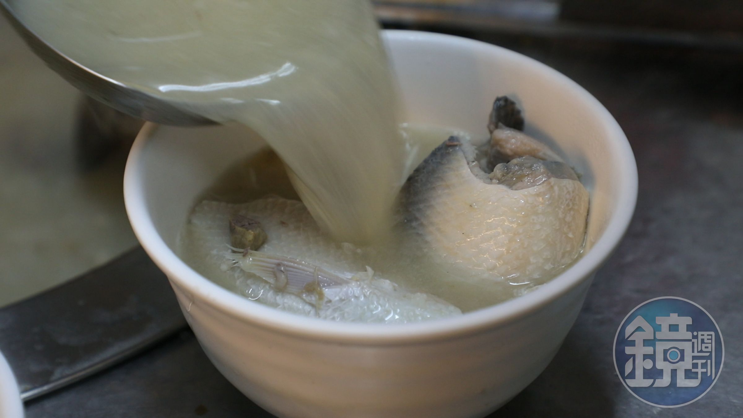 阿忠的「虱目魚肚湯」魚肉細緻,魚湯濃白鮮腴。(160元/份)