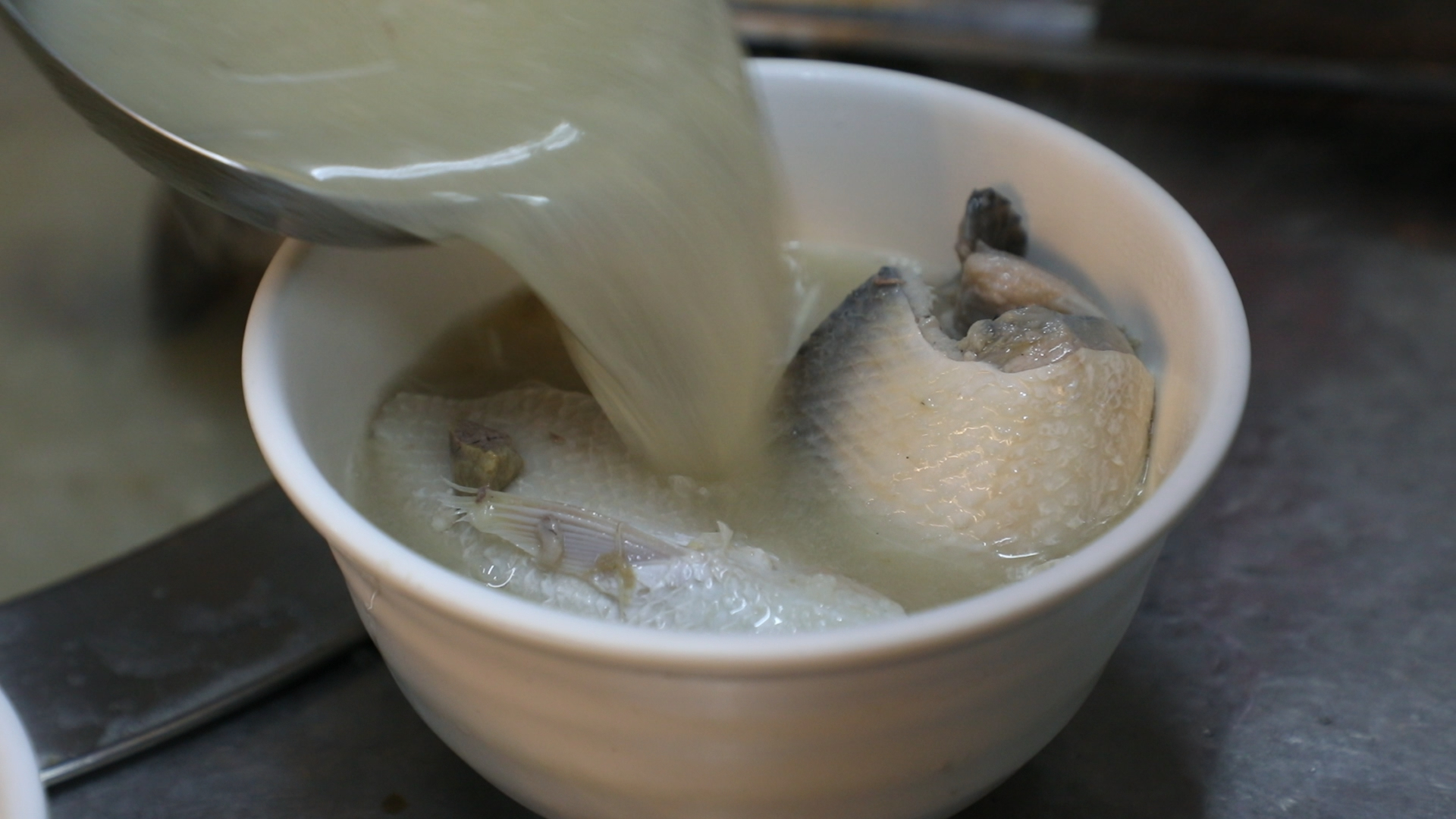 阿忠的「虱目魚肚湯」魚肉細緻，魚湯濃白鮮腴。（160元／份）
