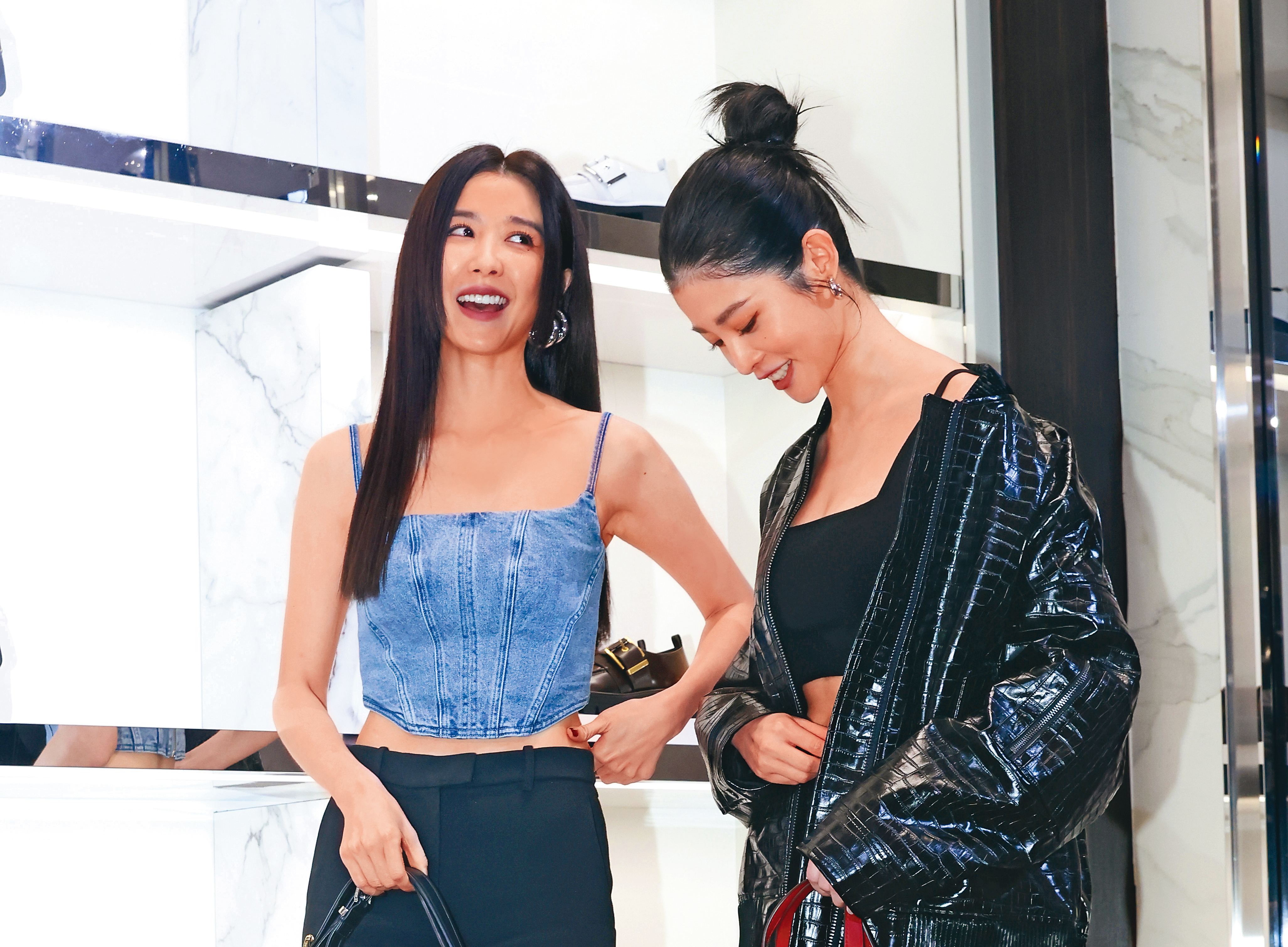 邵雨薇（左）和詹子萱（右）同台炫腹，看看誰的小肉肉含金量比較高。