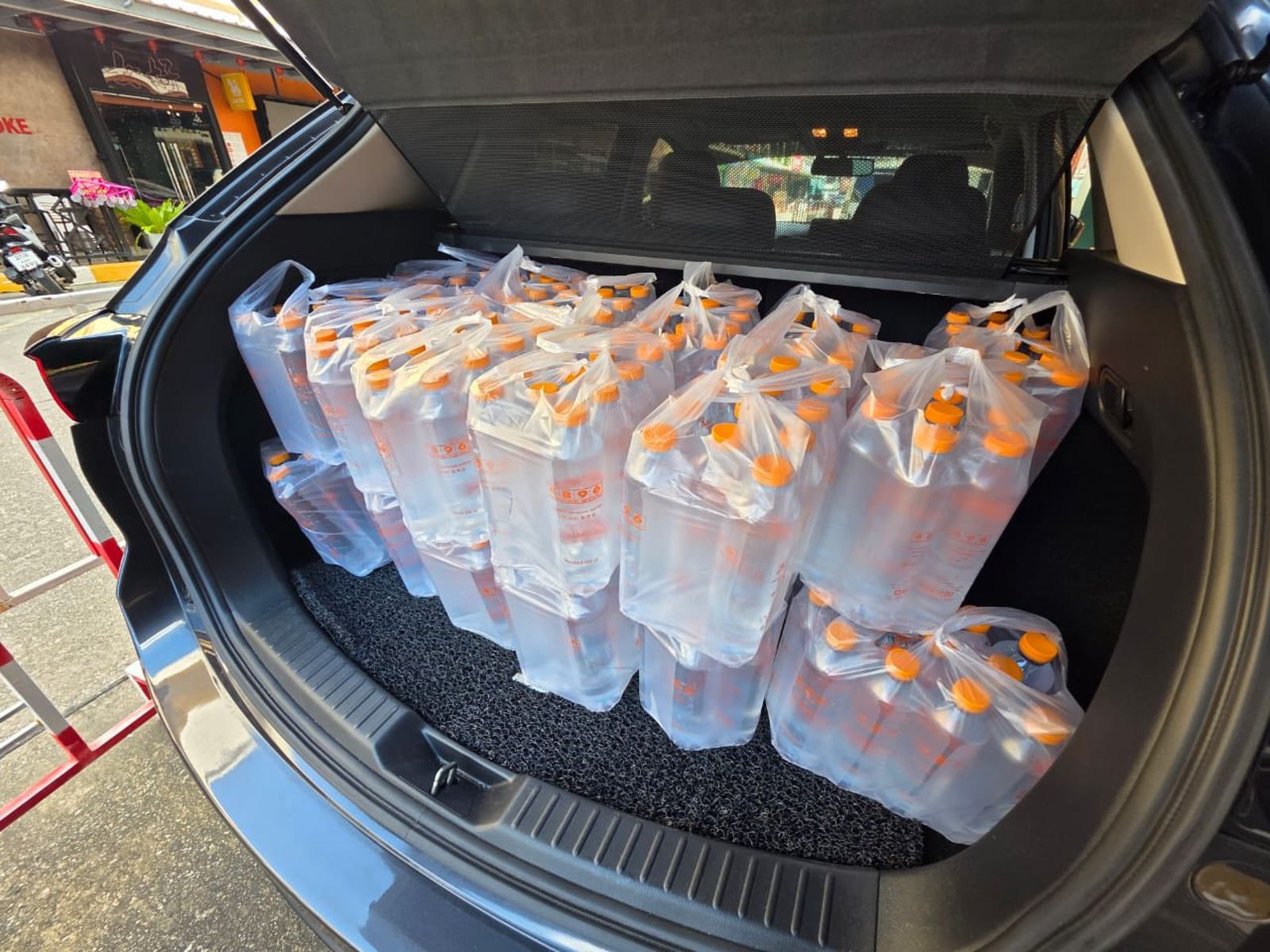 飲用水等也提供給受災者。（翻攝黃明志臉書）