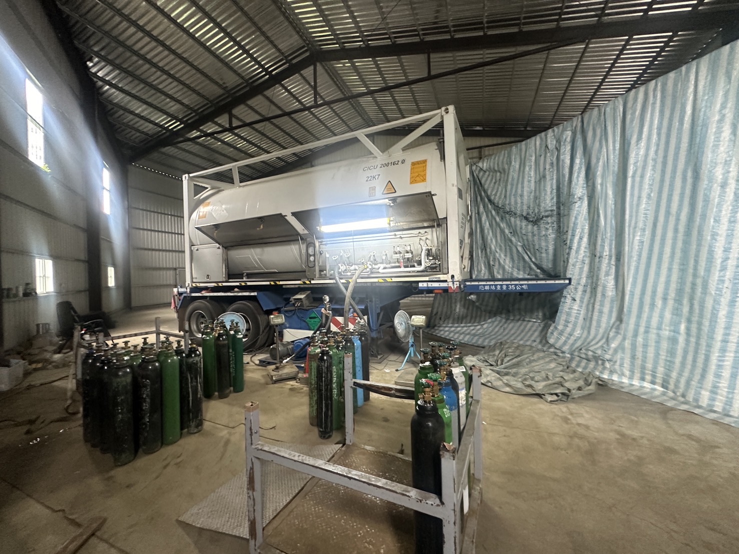 桃園市刑大、大園分局及市政府環境保護局今（29日），破獲了全國史上最大宗非法笑氣分裝場。（桃園市環保局提供）