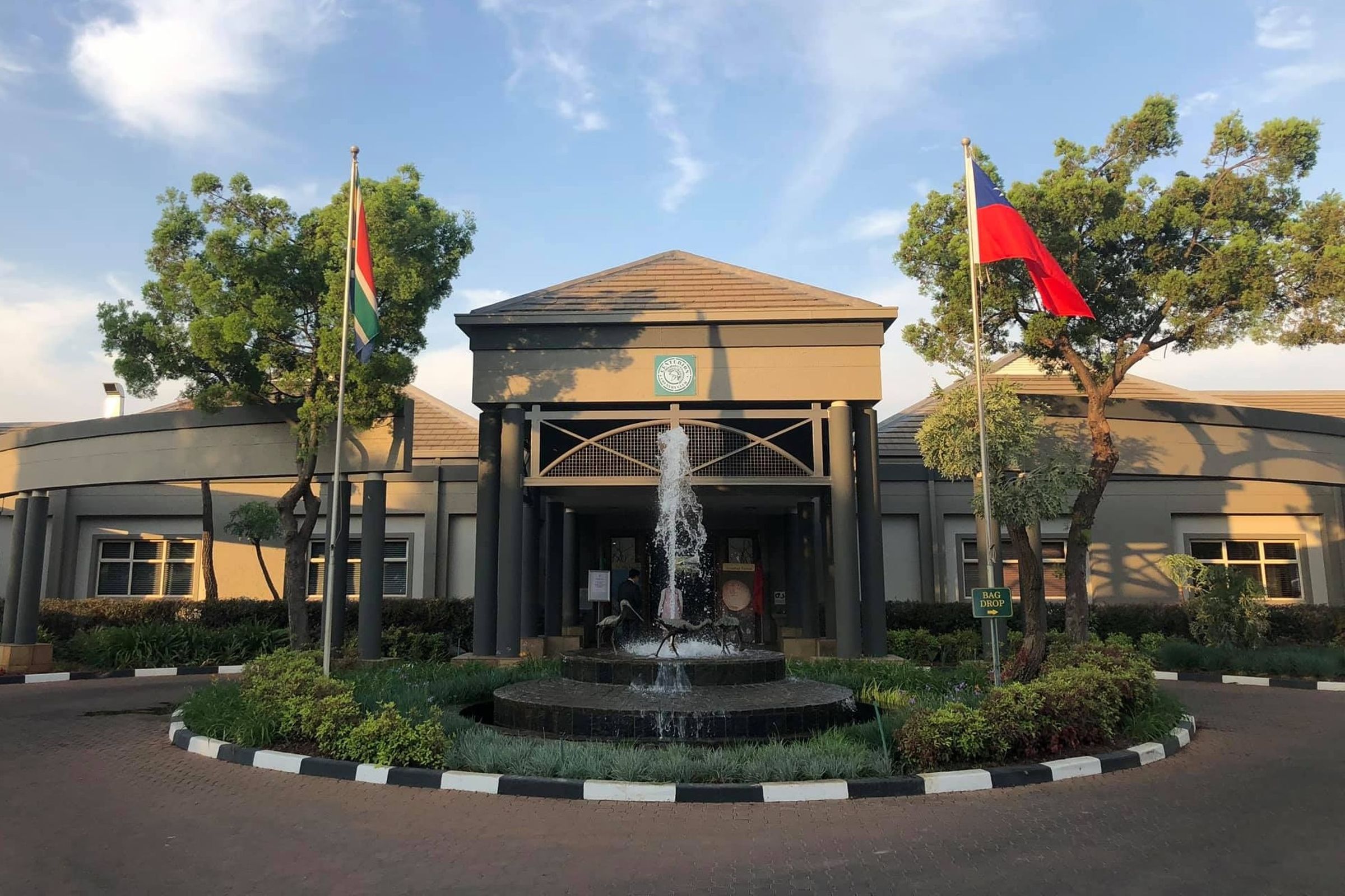 對於南非外長稱台灣在各國的代表機構，均設於商業都市，合理化其更名降級並遷移台灣駐處的說法，外交部嚴正駁斥。（翻攝自Taiwan in South Africa臉書）