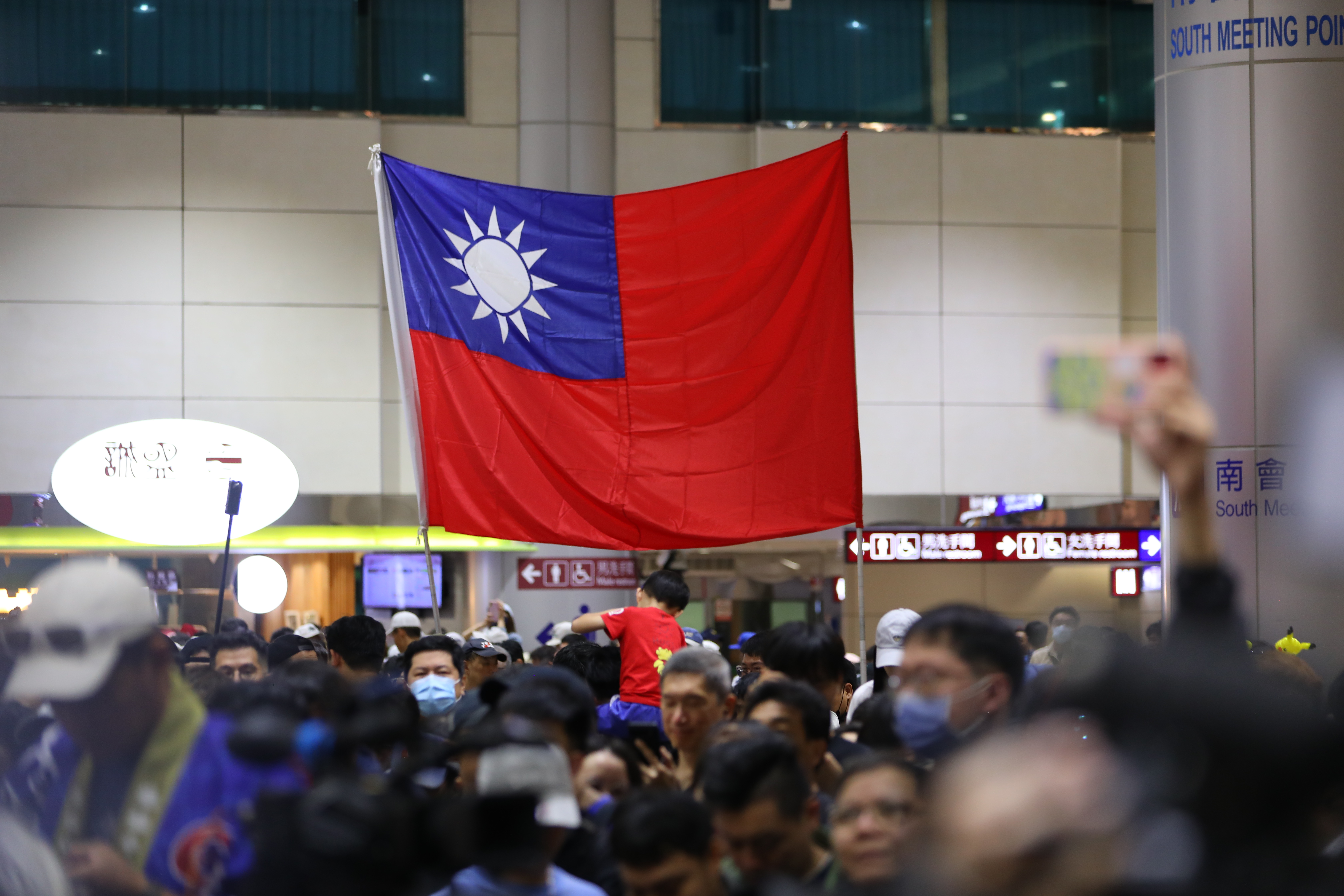 奪下世界棒球12強賽冠軍的台灣隊25日搭機光榮返台。