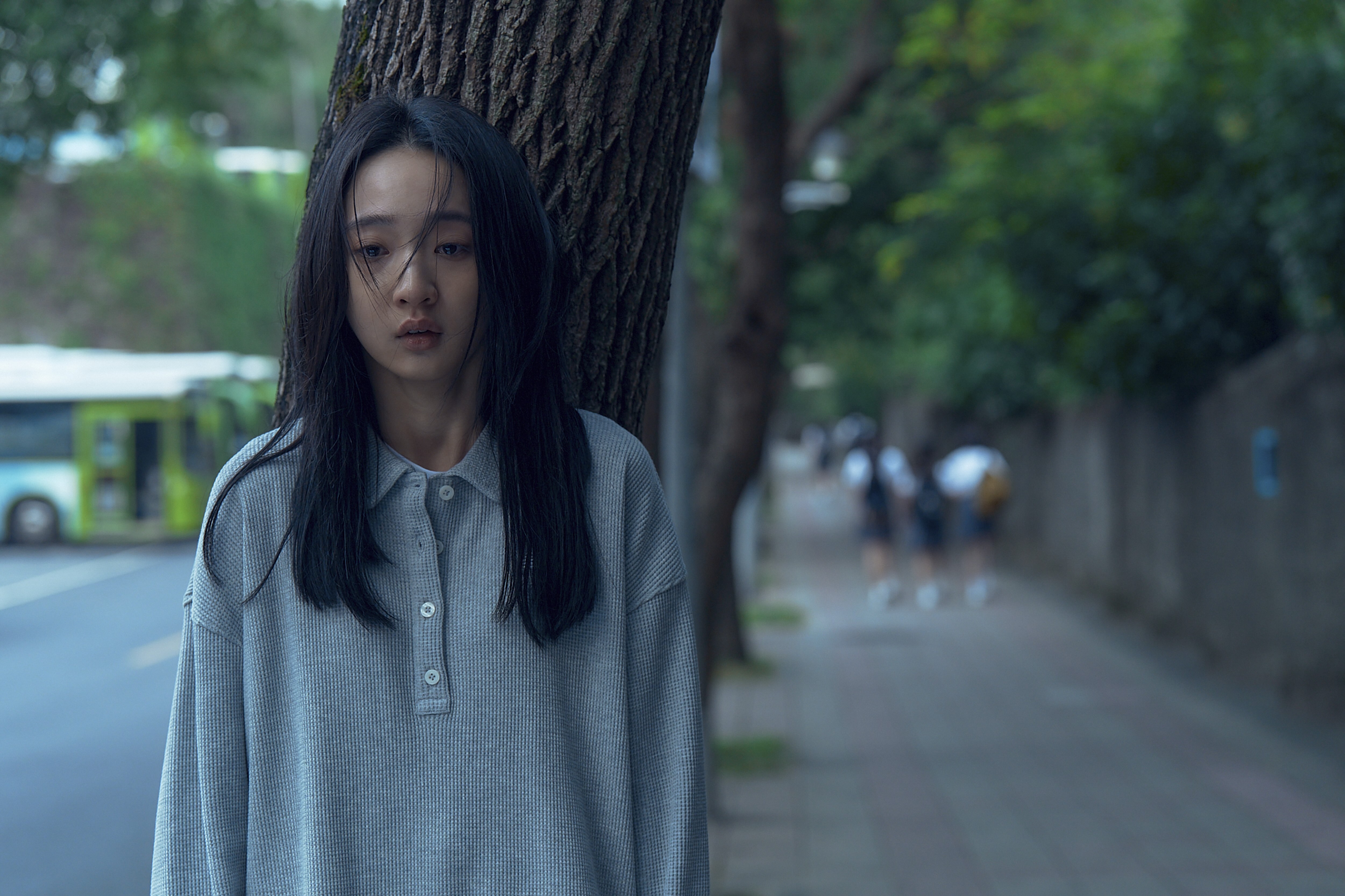 李沐不敢看劇中自己被傷害的橋段，想到角色就落淚。（Netflix提供）