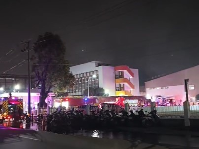 今（21）日凌晨1時許，台中市西屯工業區一間統一集團旗下統昶行銷公司低溫物流中心發生火警。（翻攝畫面）