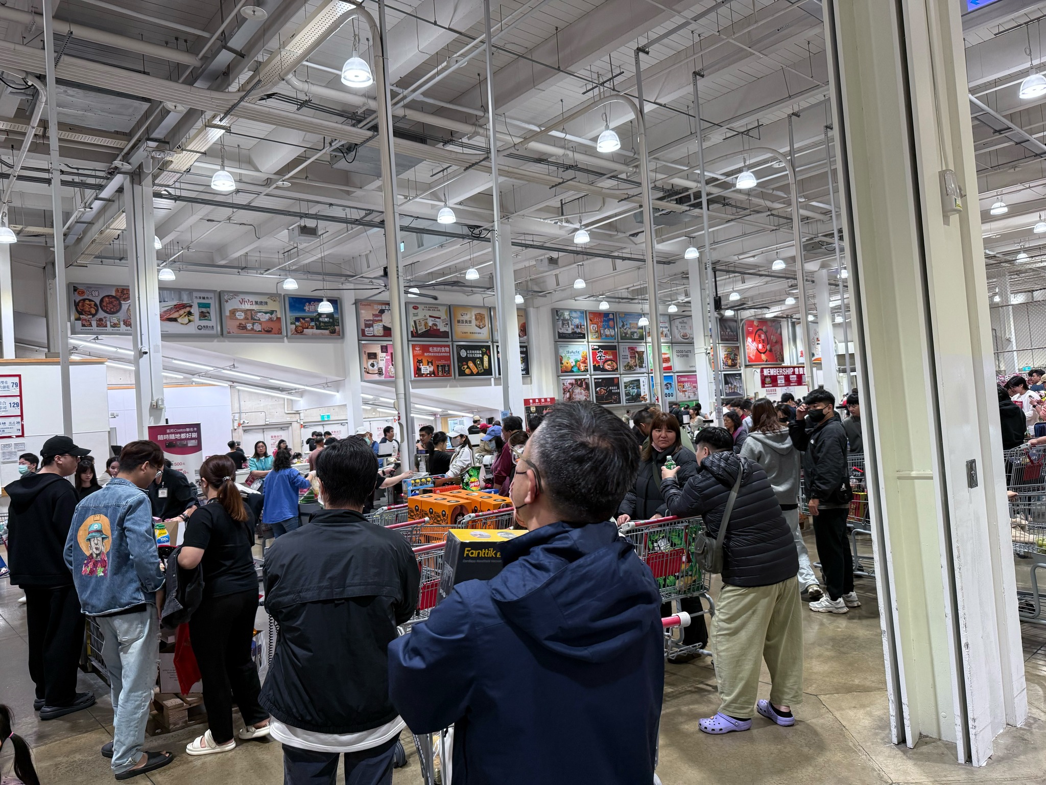 美式賣場好市多祭出黑五購物節，吸引海量人潮。（翻攝好市多商品經驗老實說臉書）