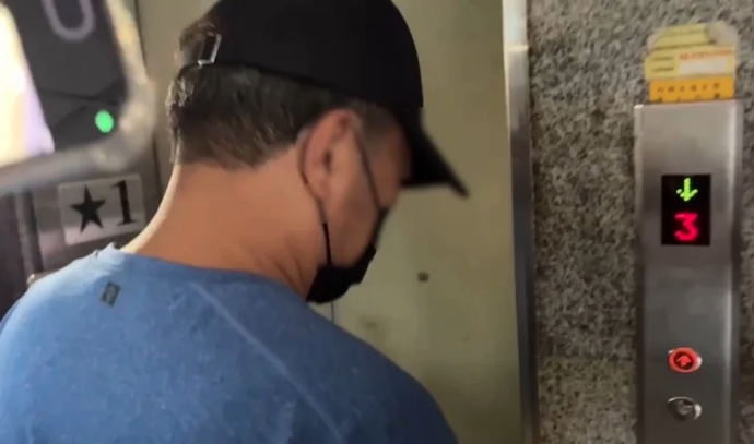 外公返國後赴警方約談，警詢1小時後結束。（翻攝畫面）