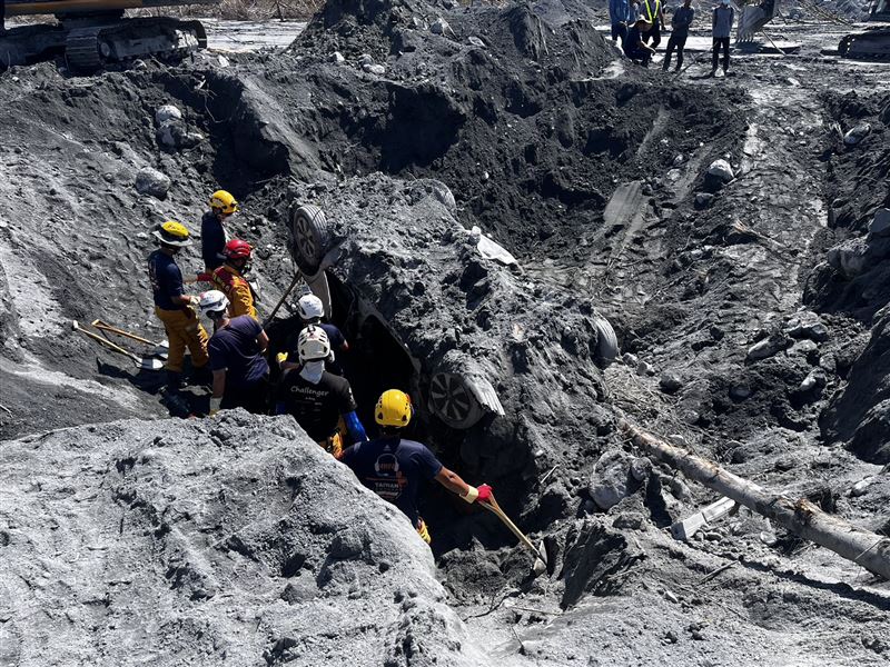 花蓮縣政旺砂石場8日挖出一輛轎車，在車內發現砂石場老闆娘遺體。（翻攝畫面）