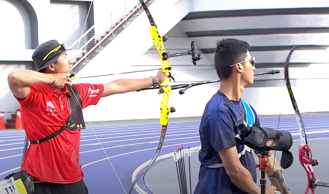 東京奧運反曲弓男團銀牌得主魏均珩(左),在今日30+男子的四強賽中射出單局30分滿分。(翻攝自2025雙北世界壯年運動會 YouTube)