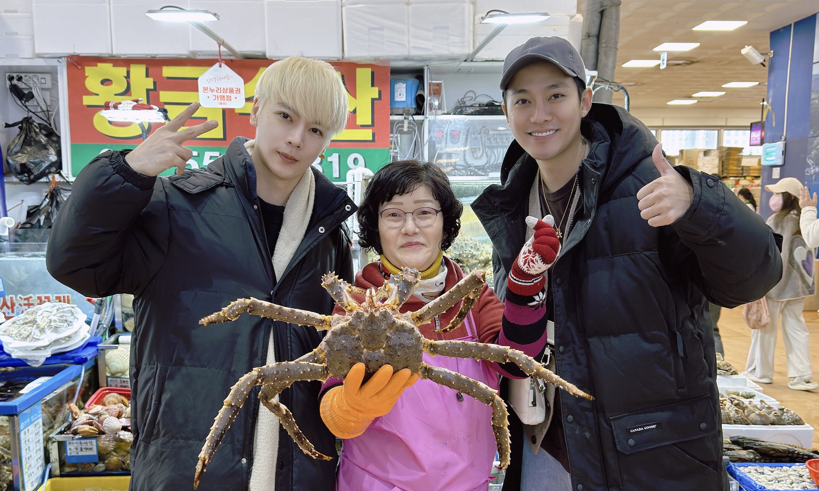 古曜威拍攝個人《KU古曜威》YouTube頻道，首集影片開錄邀來好友李唯楓同行，還一起吃帝王蟹。（單純夢想文創事業提供）