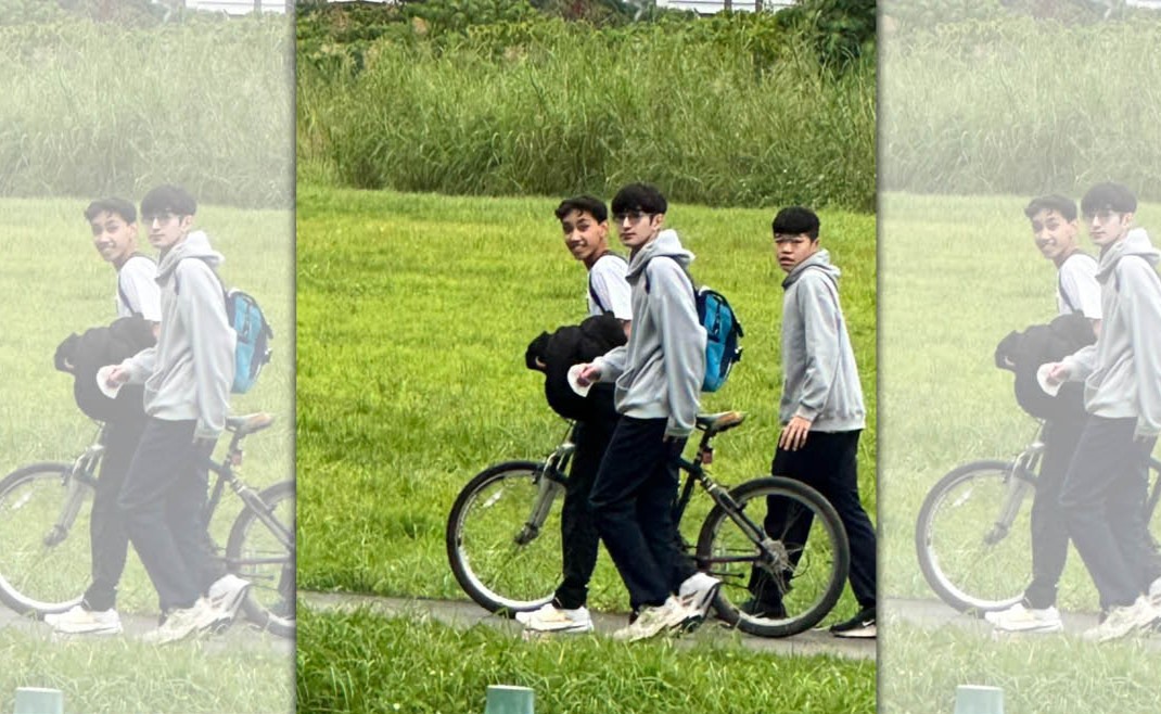 宜蘭國中3名學生在河濱公園協助受傷長者，直到救護人員到場；學生救援過程被路過的老夫婦目擊，拍下照片後主動向學校反映，希望給予表揚。（翻攝自臉書／宜蘭國中）