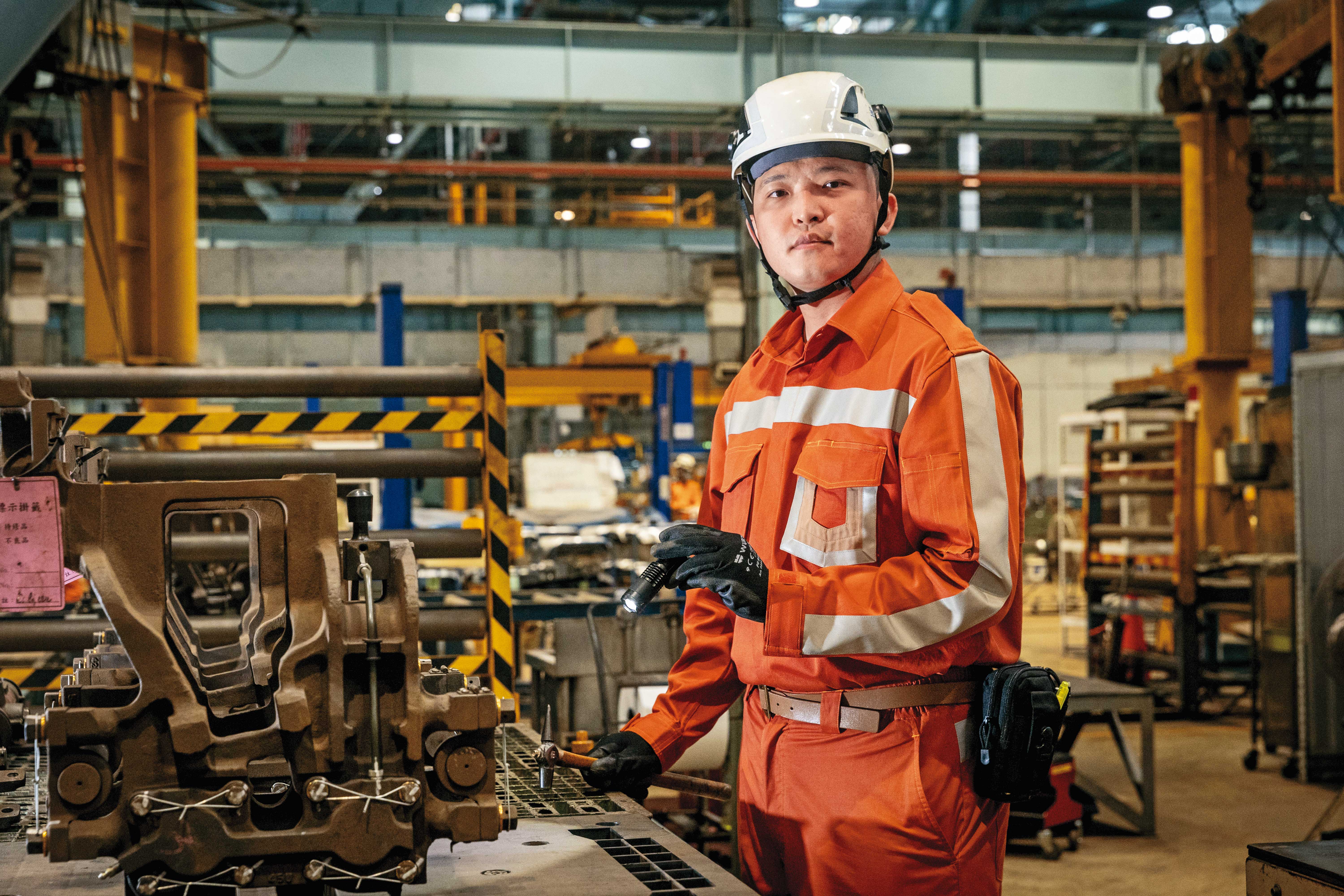 王和清非常重視工作規範與流程，檢查剎車卡鉗時每個細節都不放過。