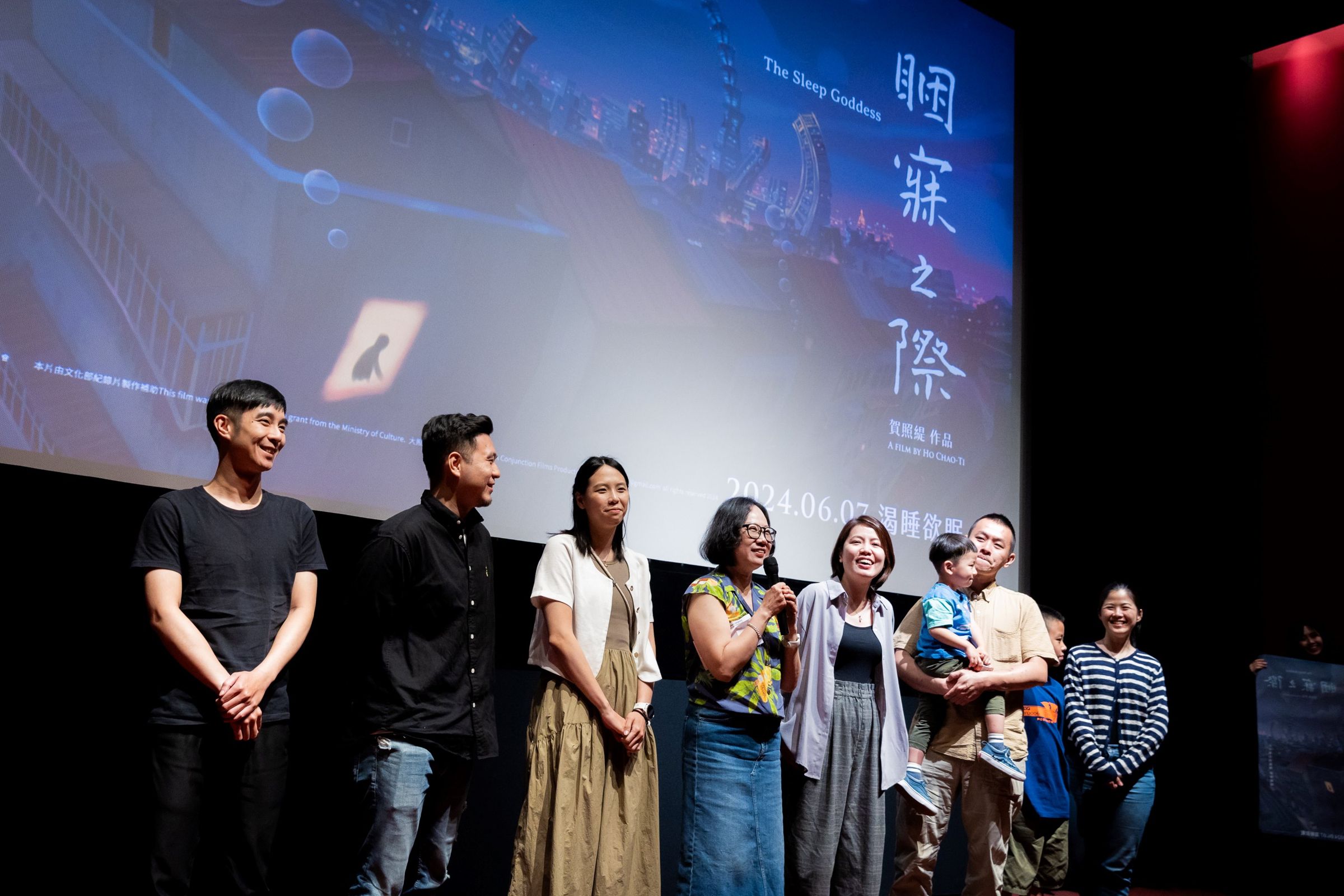 《睏寐之際》首映會,本片被攝者競選辦公室職員(左起)、室內設計師、游泳教練、導演賀照緹、社工、嬰兒小蘿蔔一家人均出席。(大照國際提供)
