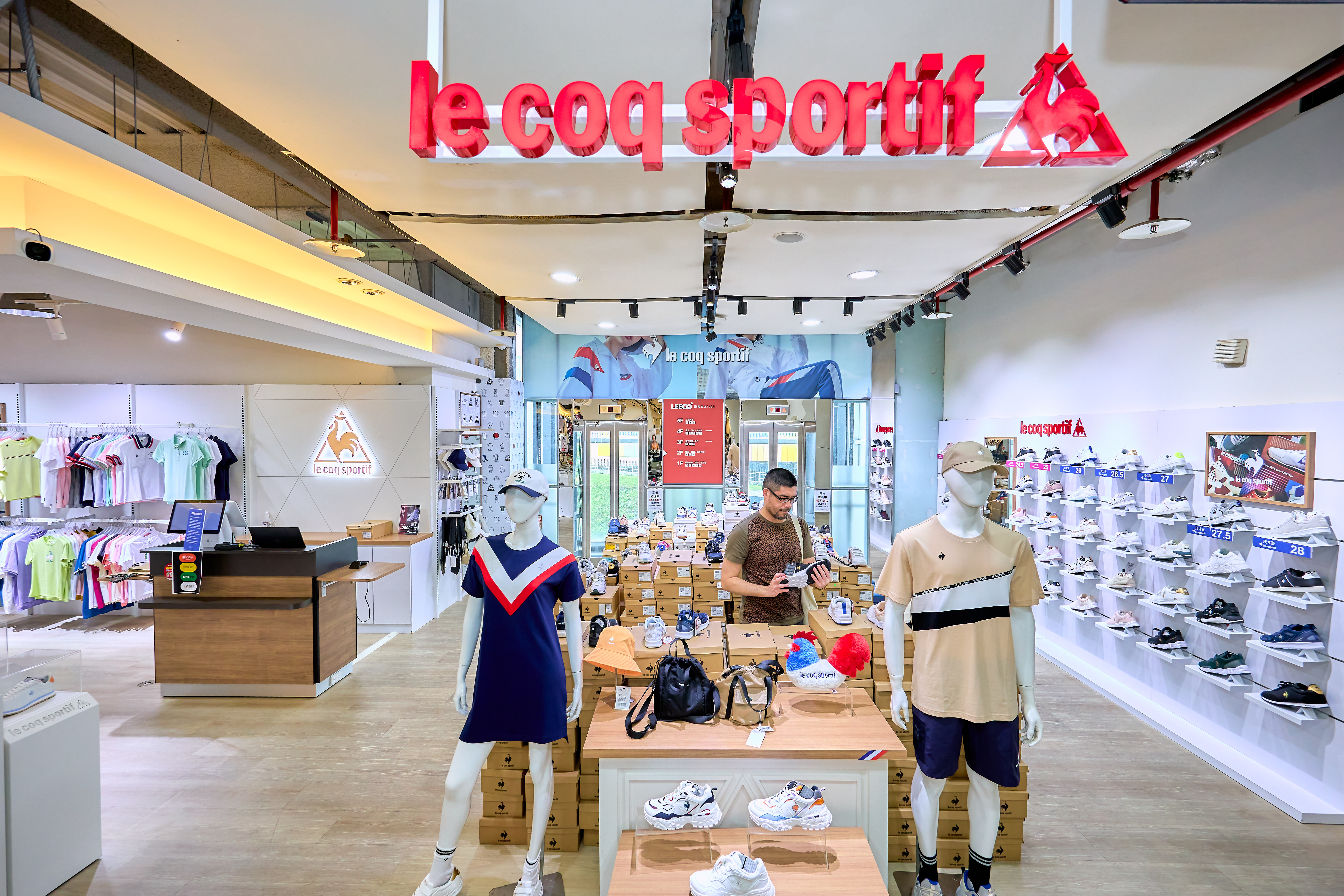 來自法國的運動品牌le coq sportif休閒洋裝、短褲、T恤、polo衫價格只要半價，深受時尚運動咖喜歡，款式豐富。