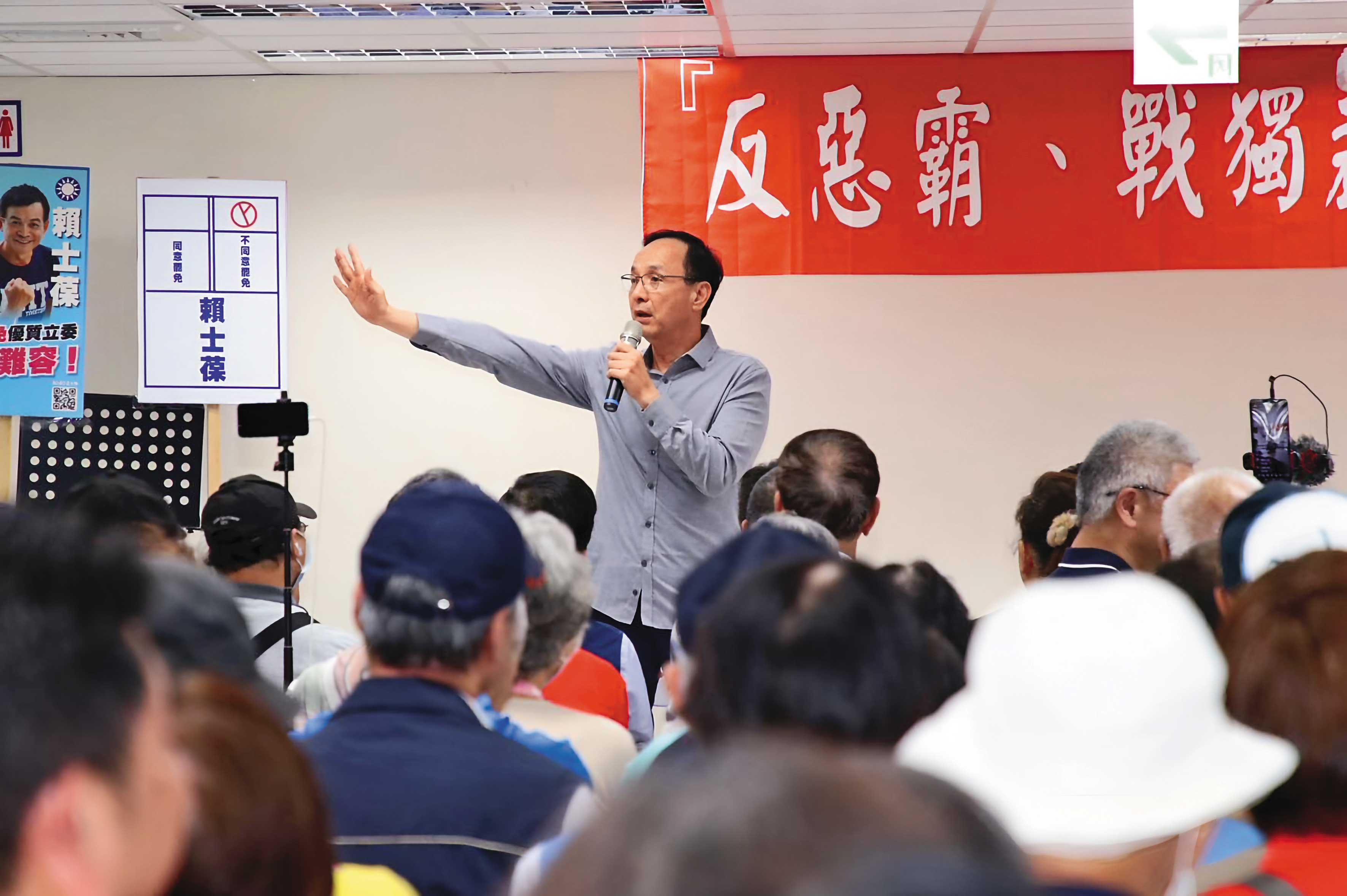 朱立倫行程滿檔，主動陪藍委掃街站路口，被解讀為拚連任啟動陸戰。（翻攝朱立倫臉書）