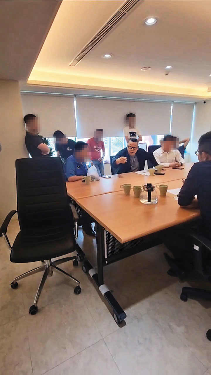 董事Ａ小姐提供影片指控，她前往公司查帳時，在會議室遭6名惡煞恐嚇。（讀者提供）