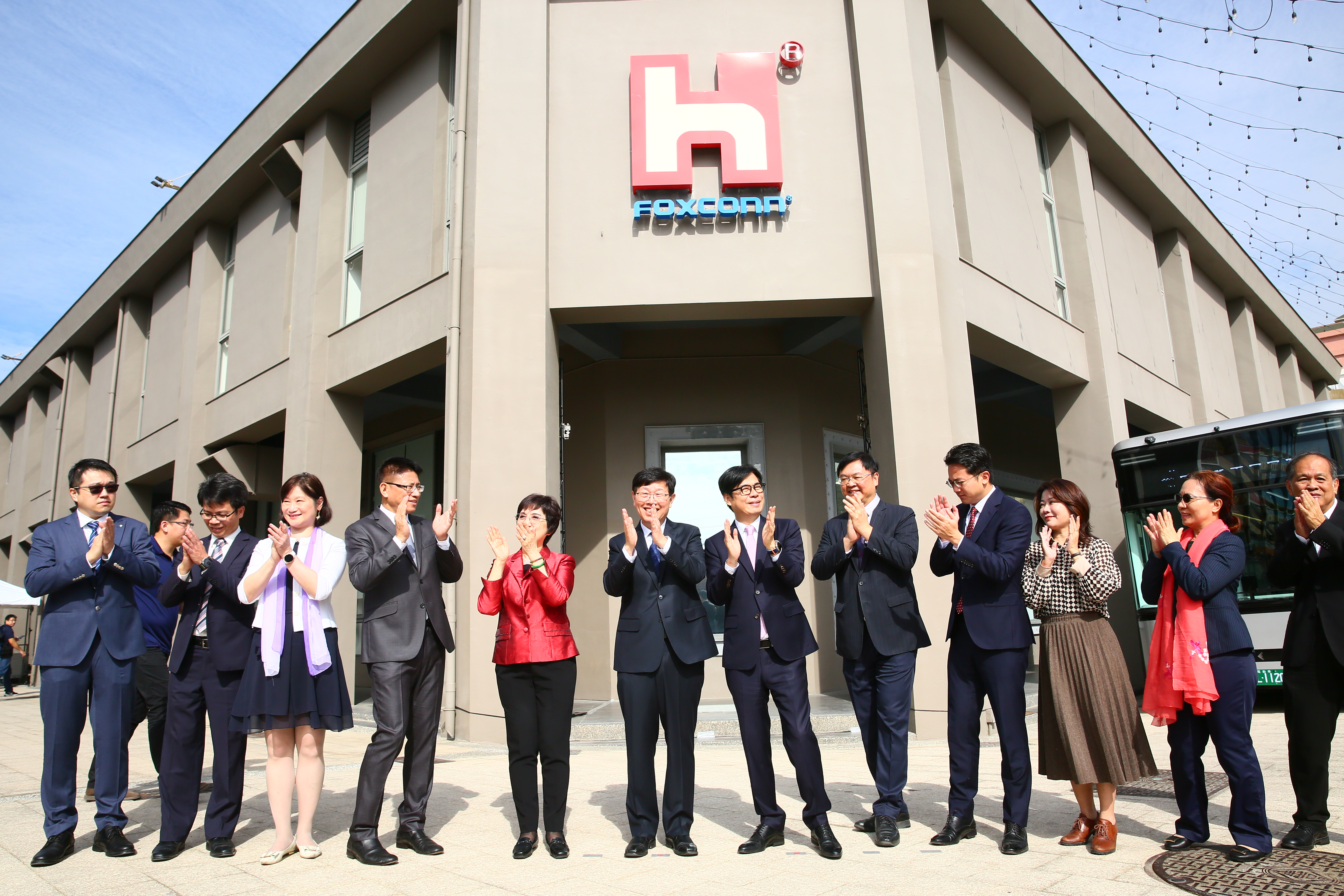 鴻海高雄軟體研發中心今（6）日正式啟用，由鴻海董事長劉揚偉親自南下與高雄市長陳其邁主持啟用儀式。