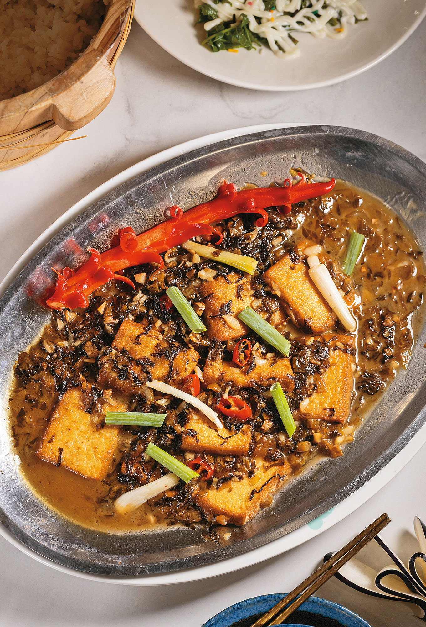 「酸菜燜豆腐」是主廚的拿手菜，酸香開胃、豆腐軟嫩，搭配涼爽高山氣候，特別下飯。（400元／大份）