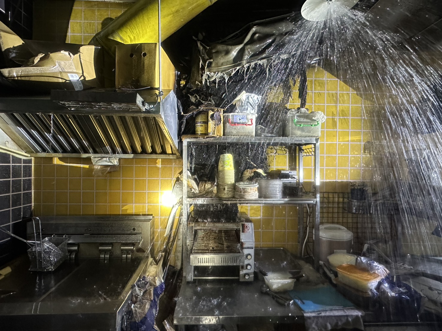 桃園火車站２樓店家清晨傳出火警，所幸自動灑水系統啟動後快速將火勢撲滅。（翻攝畫面）