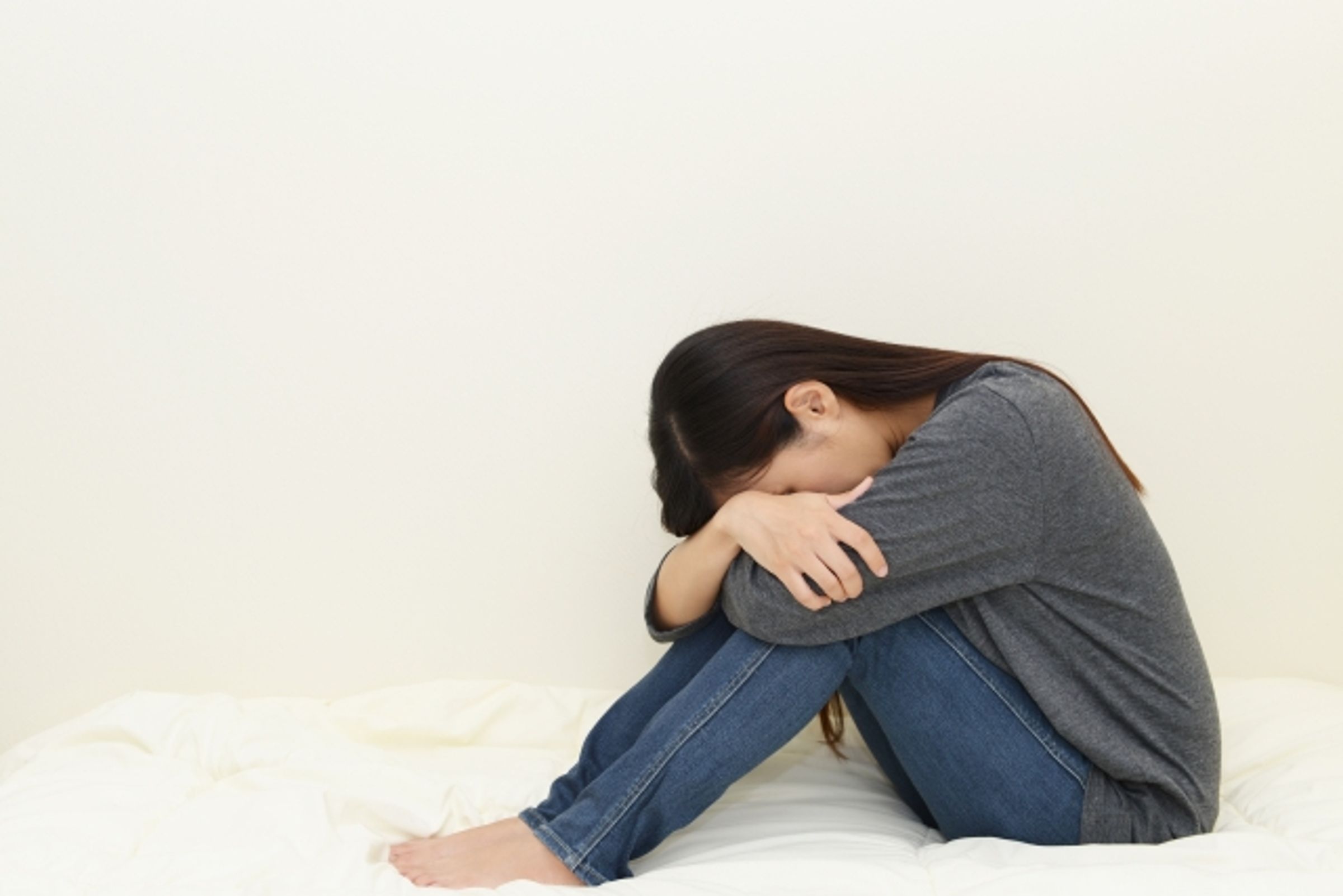 高雄一名男子與女友在家中喝酒，眼見女友醉得不省人事，竟找好兄弟一起性侵。（示意圖 photoAC）