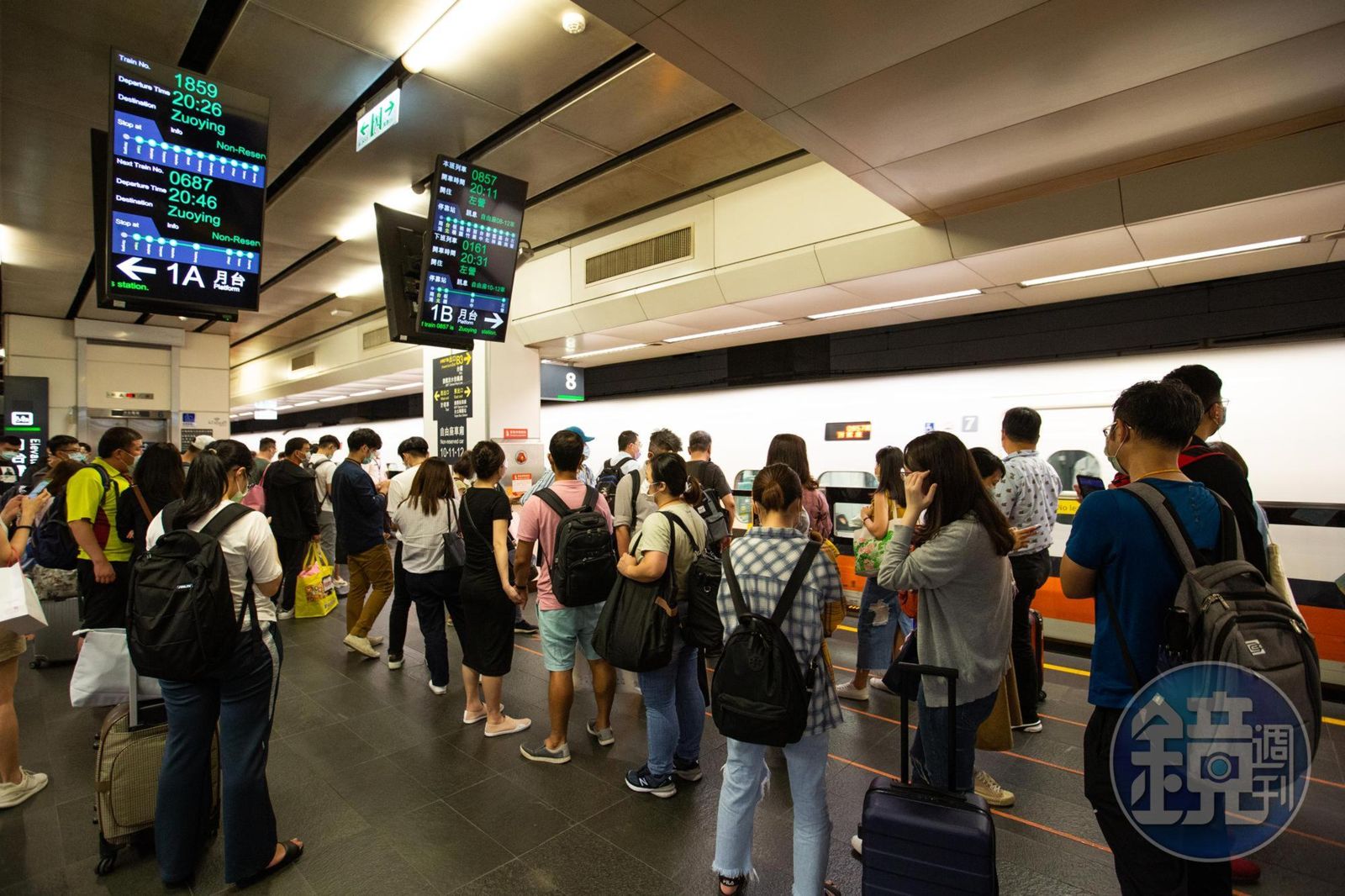 有網友發文指控，日前他買了高鐵商務座位，但因當天旅客過多高鐵開放站位，導致車廂走道擠滿人，讓他上不了車。（示意圖，本刊資料照）