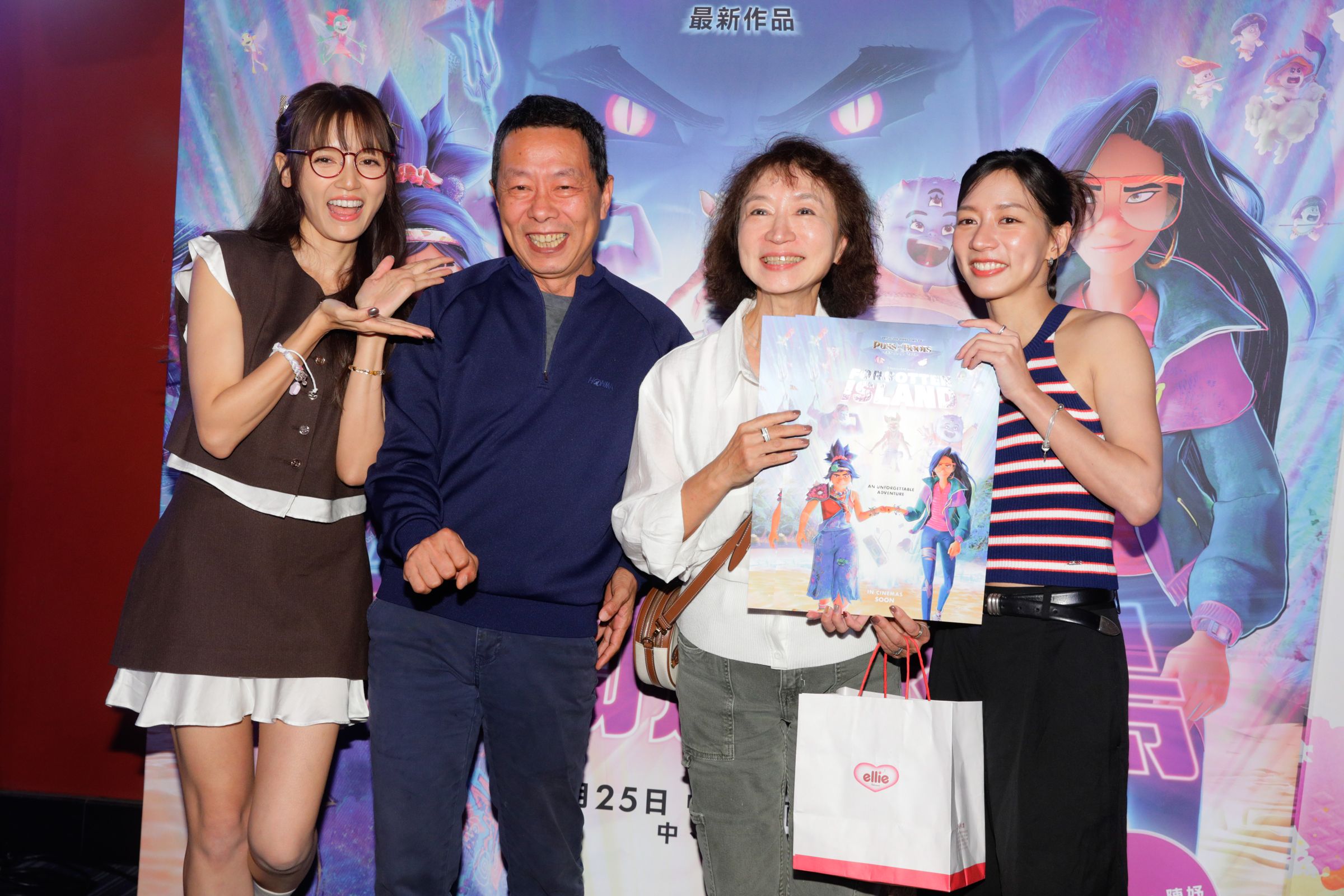 陳妤（右）的爸爸，也是配音導演陳國偉（左二）、媽媽配音員孫若瑜（右二），一起出席《誤闖遺忘島》首映。