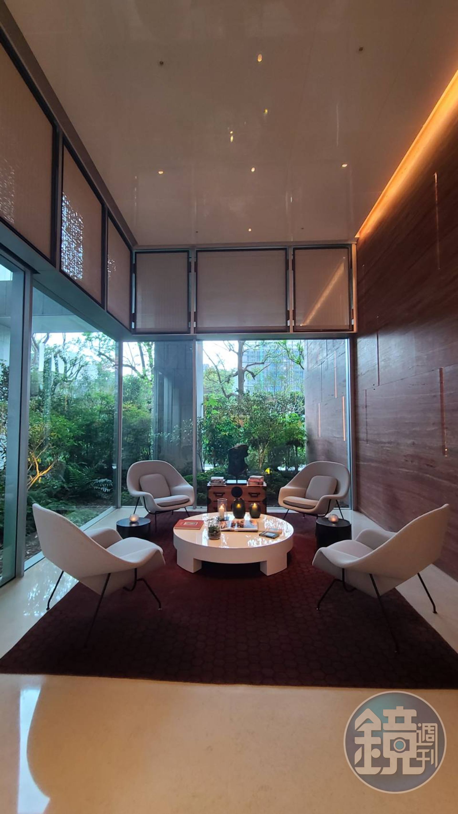 理仁產品跟聯聚建設最大的差別在於明亮度，理仁的公設都有大面積的落地窗。大廳會客區桐木櫃則象徵祥瑞。