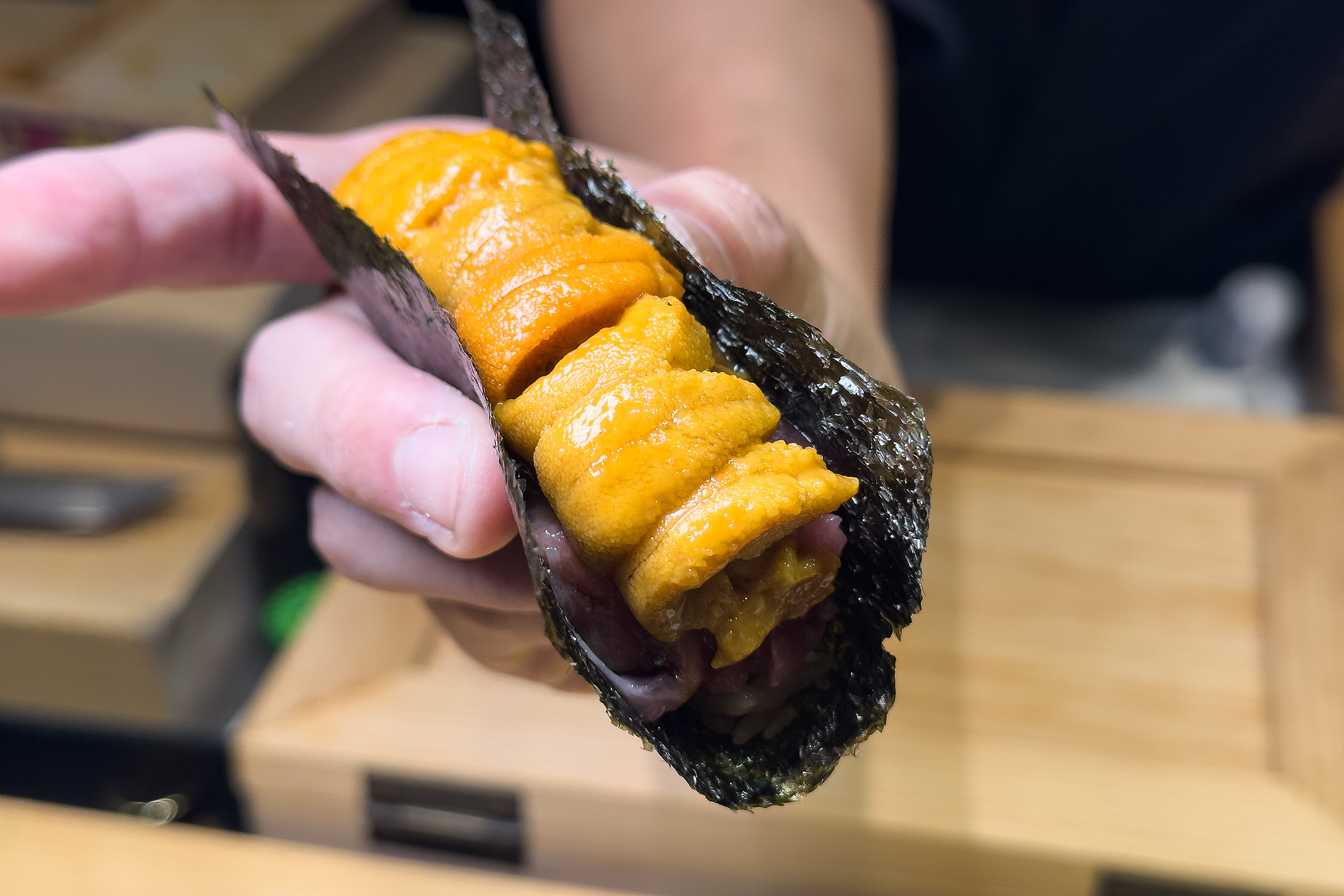 手捲「鹿兒島本鮪腦天．木村赤上海膽」取鮪魚頂端極稀有的腦天部位，炙燒出強烈油香，鋪上整排赤上海膽，油脂與奶香在口中碰撞最直球的美味。