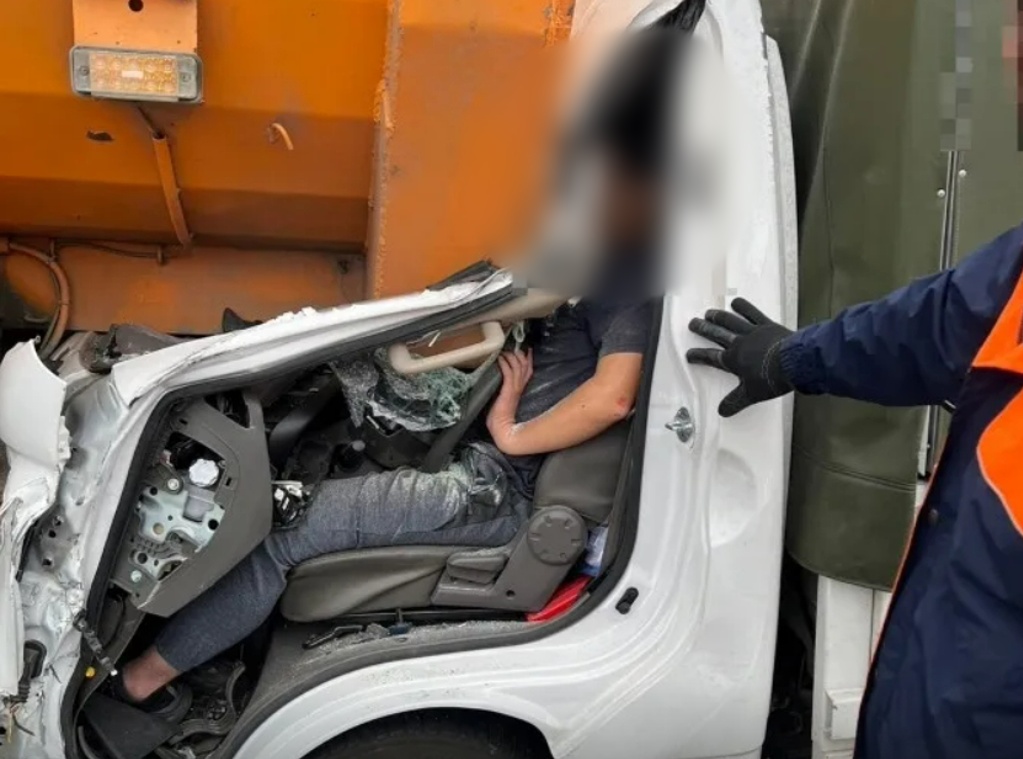 袁姓駕駛未注意車況撞上前方聯結車，遭到變形的車頭包夾。（翻攝自記者爆料網）